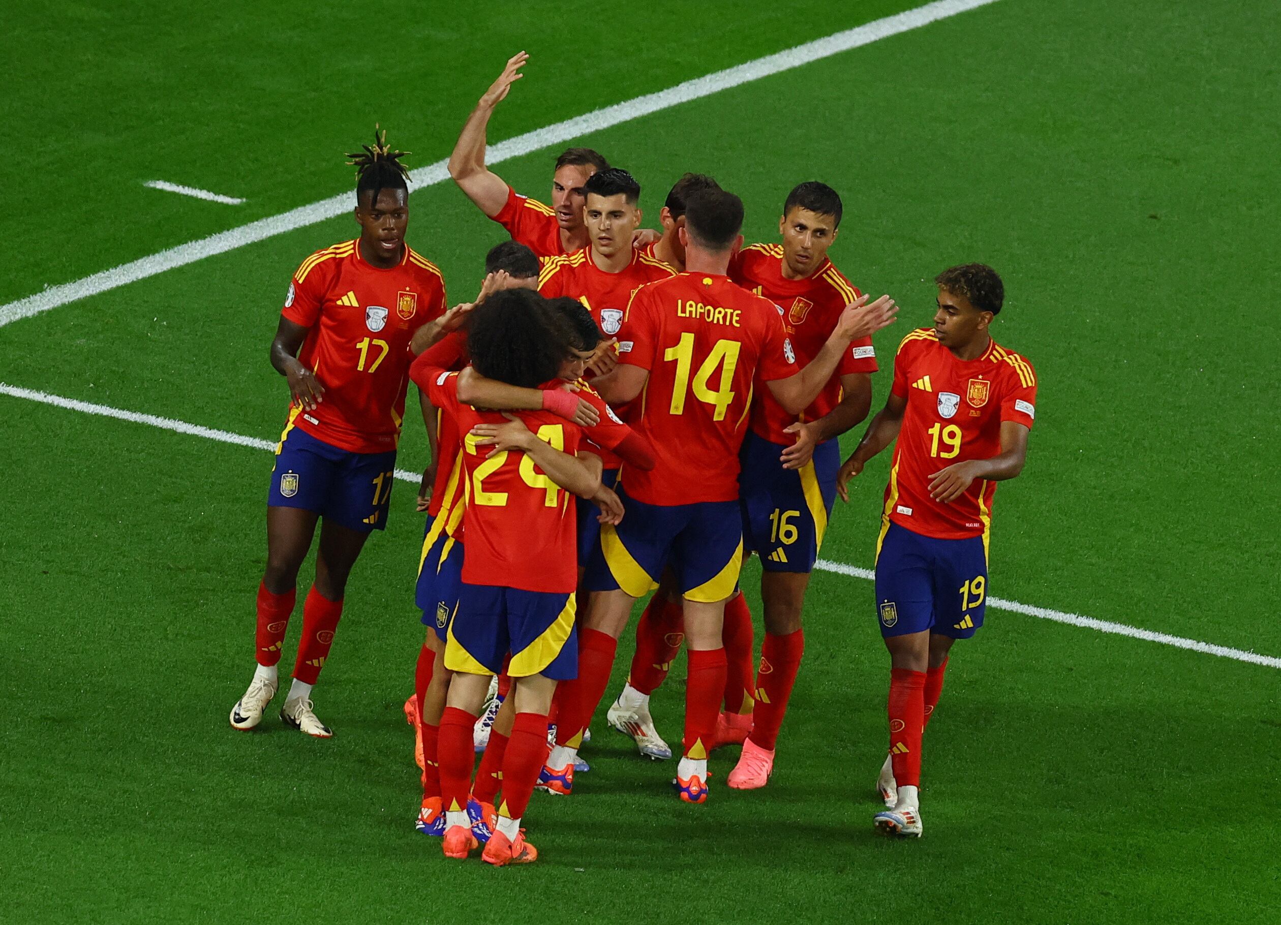 España celebrando el gol en el partido ante Italia de la Eurocopa (REUTERS/Kacper Pempel)