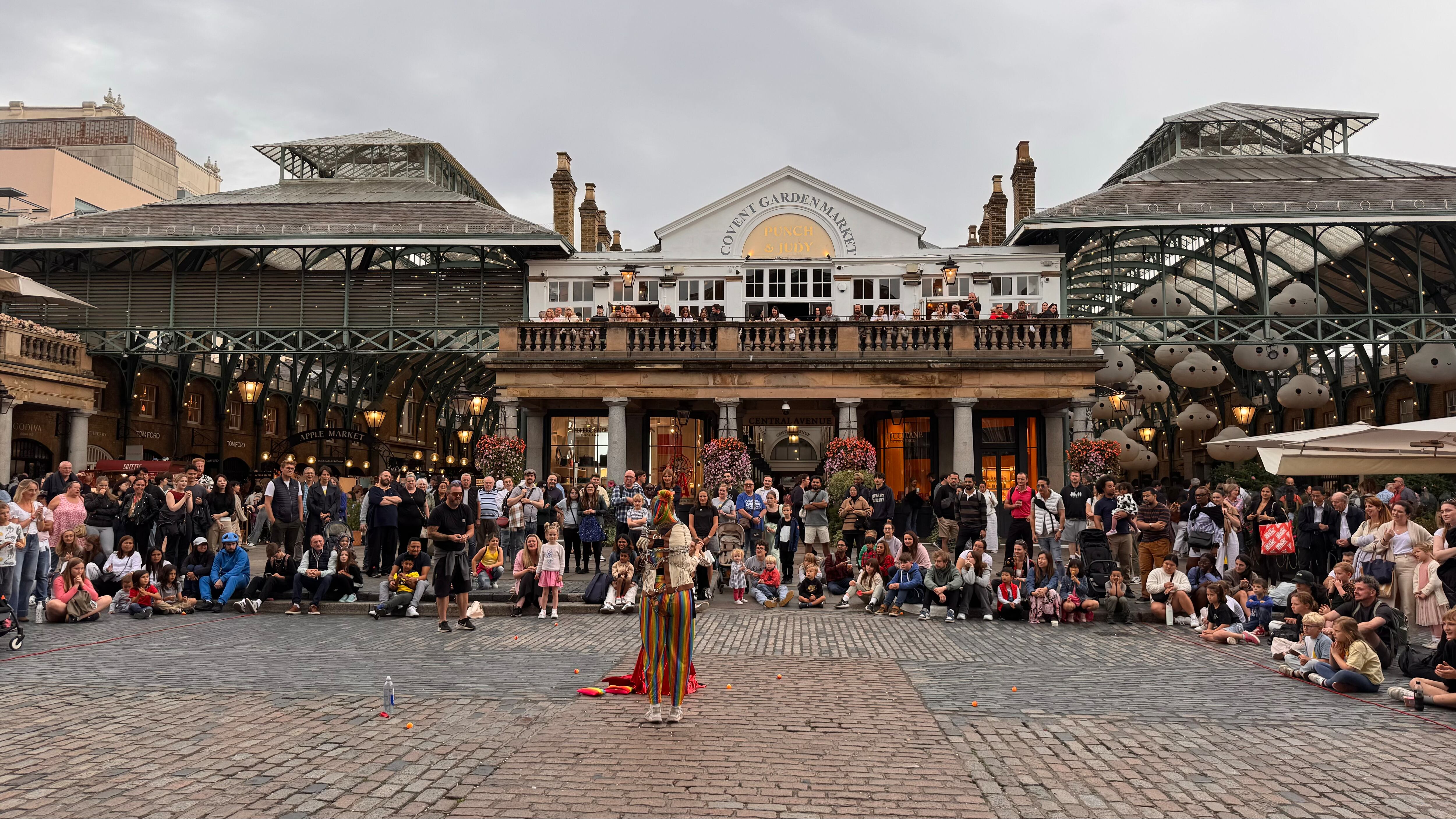 Lugares icónicos de Londres que no pueden faltar en tu visita. La capital del Reino Unido ofrece una rica mezcla de historia, cultura y modernidad. Desde el Tower of London hasta el palacio de Buckingham, un repaso por los rincones que definen esta ciudad única