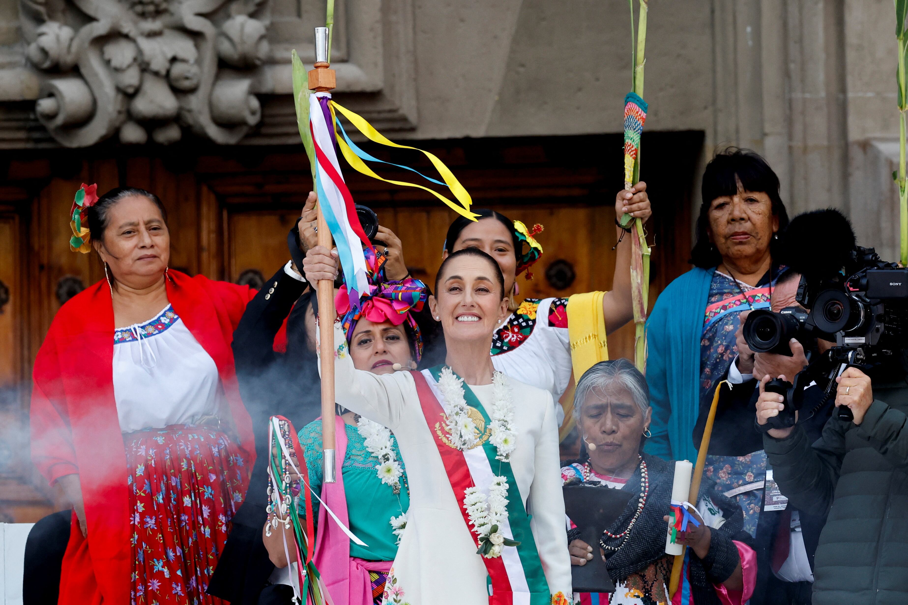 Mexico's new President Claudia Sheinbaum holds the "baton of command" during a ceremony at Zocalo Square in Mexico City, Mexico October 1, 2024. REUTERS/Daniel Becerril