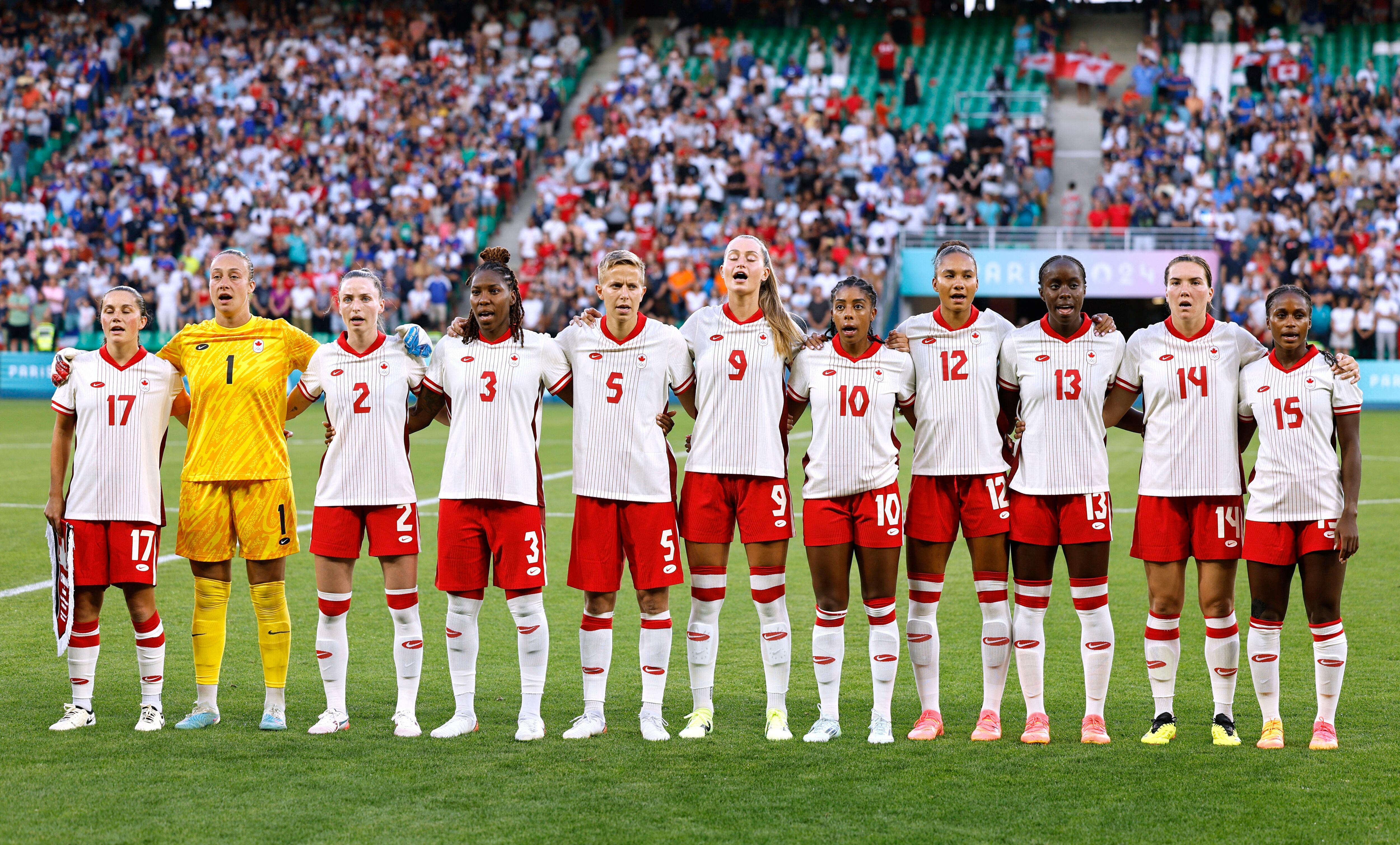 La selección de Canadá durante el partido ante Francia en los Juegos Olímpicos de París 2024 - crédito REUTERS/Thaier Al-Sudani