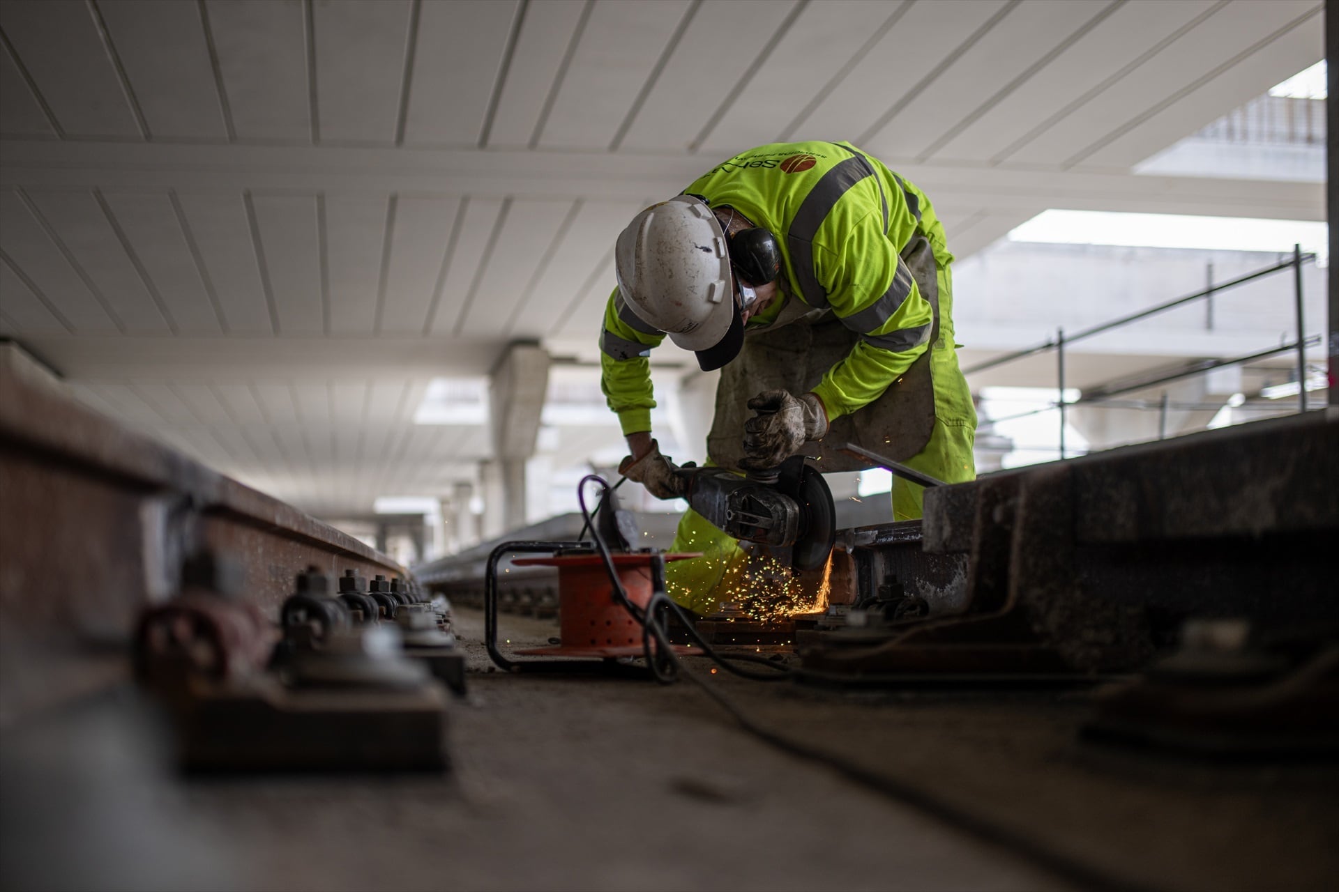 Un obrero trabaja en la nueva fase de la estructura central de la cubierta de la estación de La Sagrera, en Barcelona. (Lorena Sopêna/Europa Press)