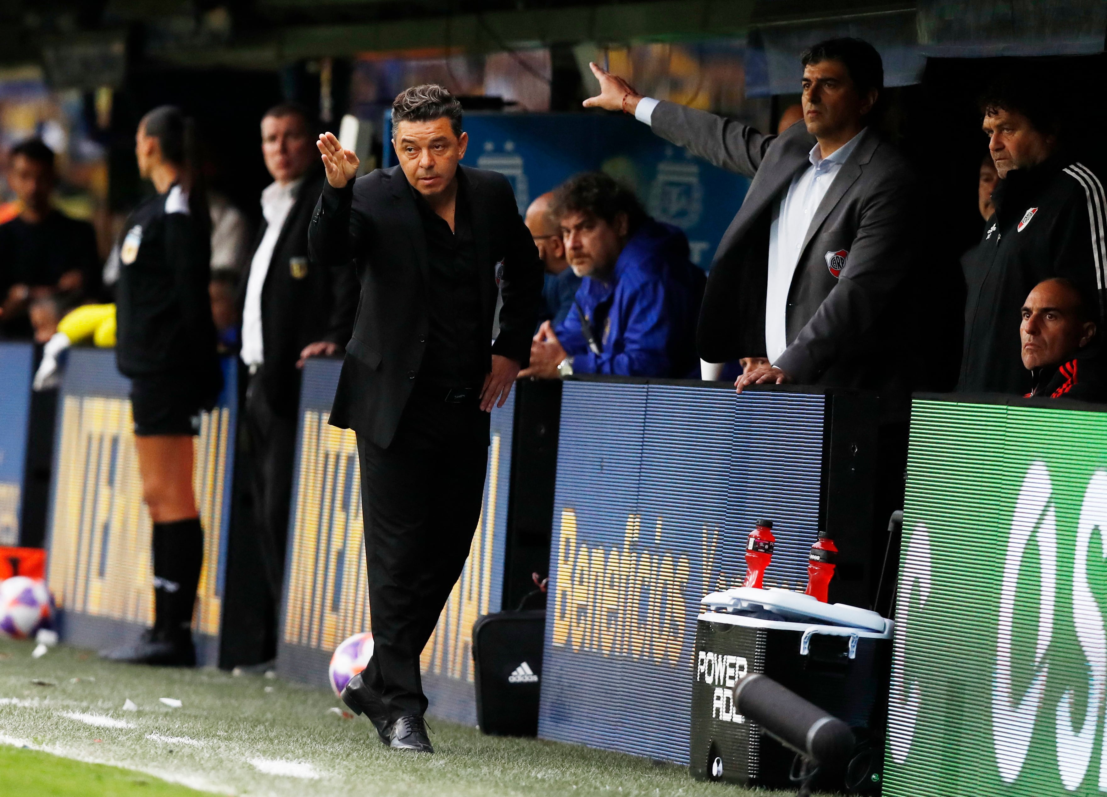 Marcelo Gallardo dirigiendo a River frente a Boca en 2022. Este sábado volverá a la Bombonera (Foto REUTERS/Agustín Marcarian)