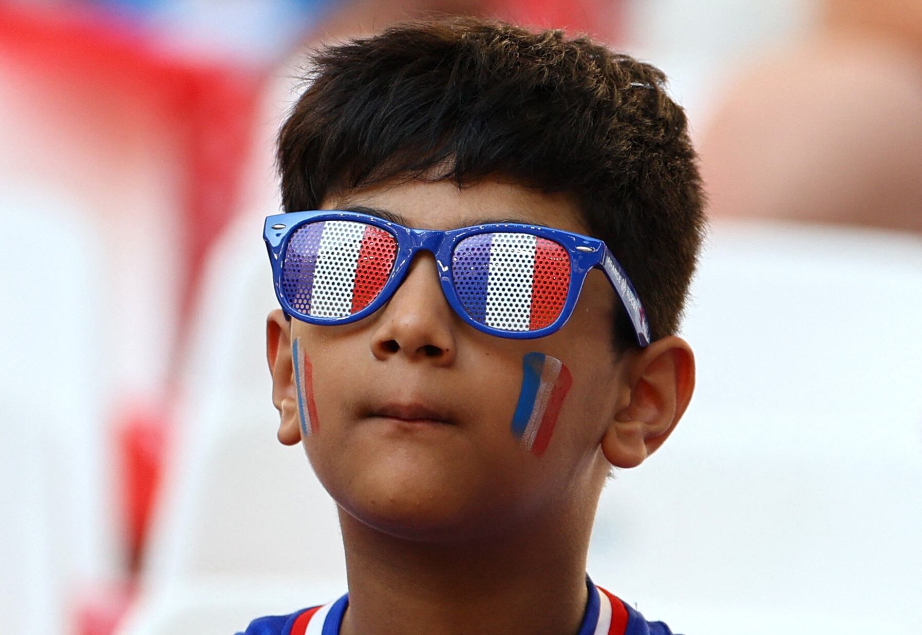 Un niño francés alienta a la selección de fútbol que dirige Thierry Henry, que goleó 3-0 a Estados Unidos en su debut en los Juegos Olímpicos de París (REUTERS/Luisa Gonzalez)