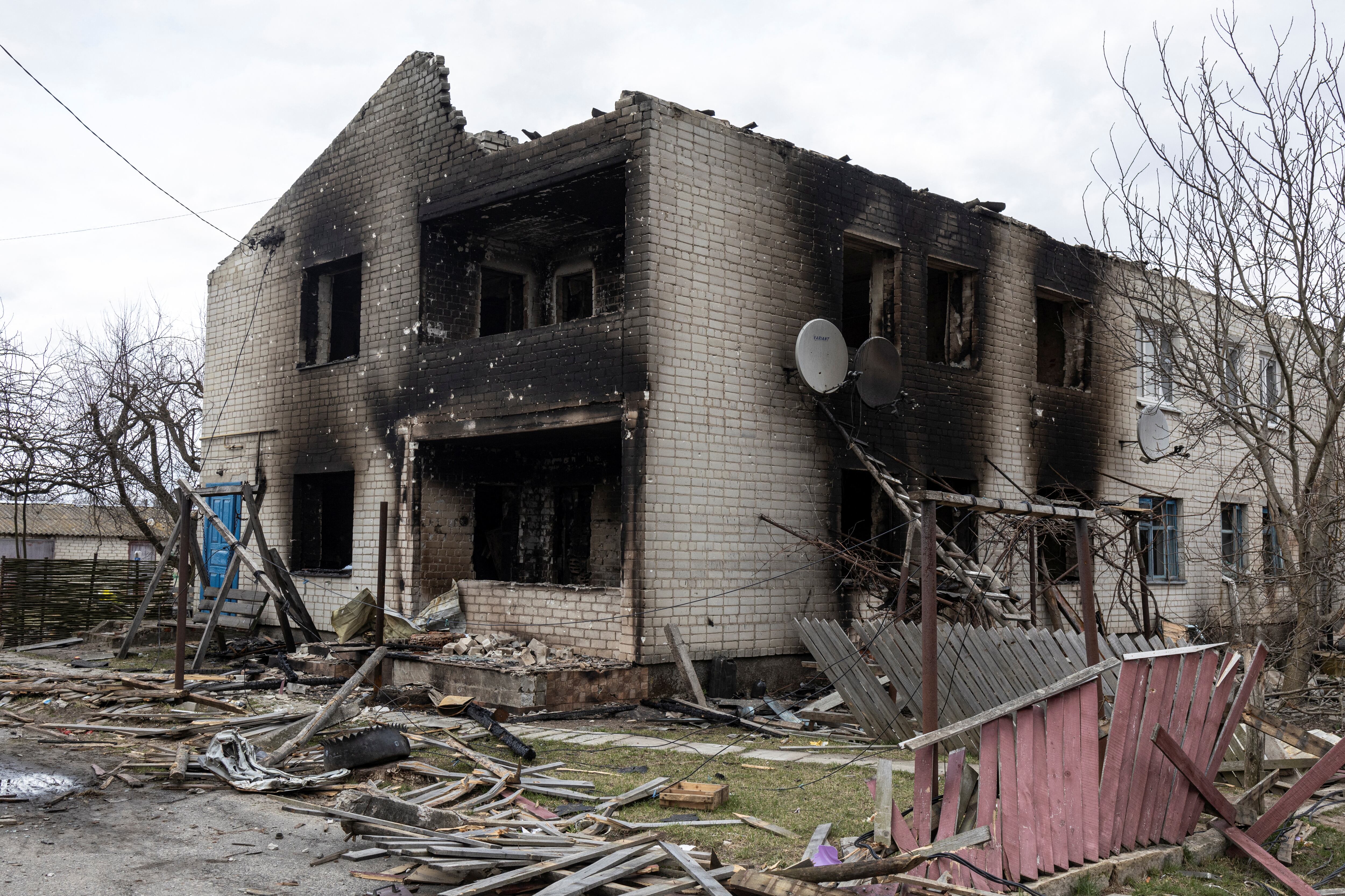 Una imagen de la destrucción en Yahidne, un pueblo que fue tomado por los rusos poco después de la invasión de febrero de 2022. (REUTERS/Marko Djurica) 