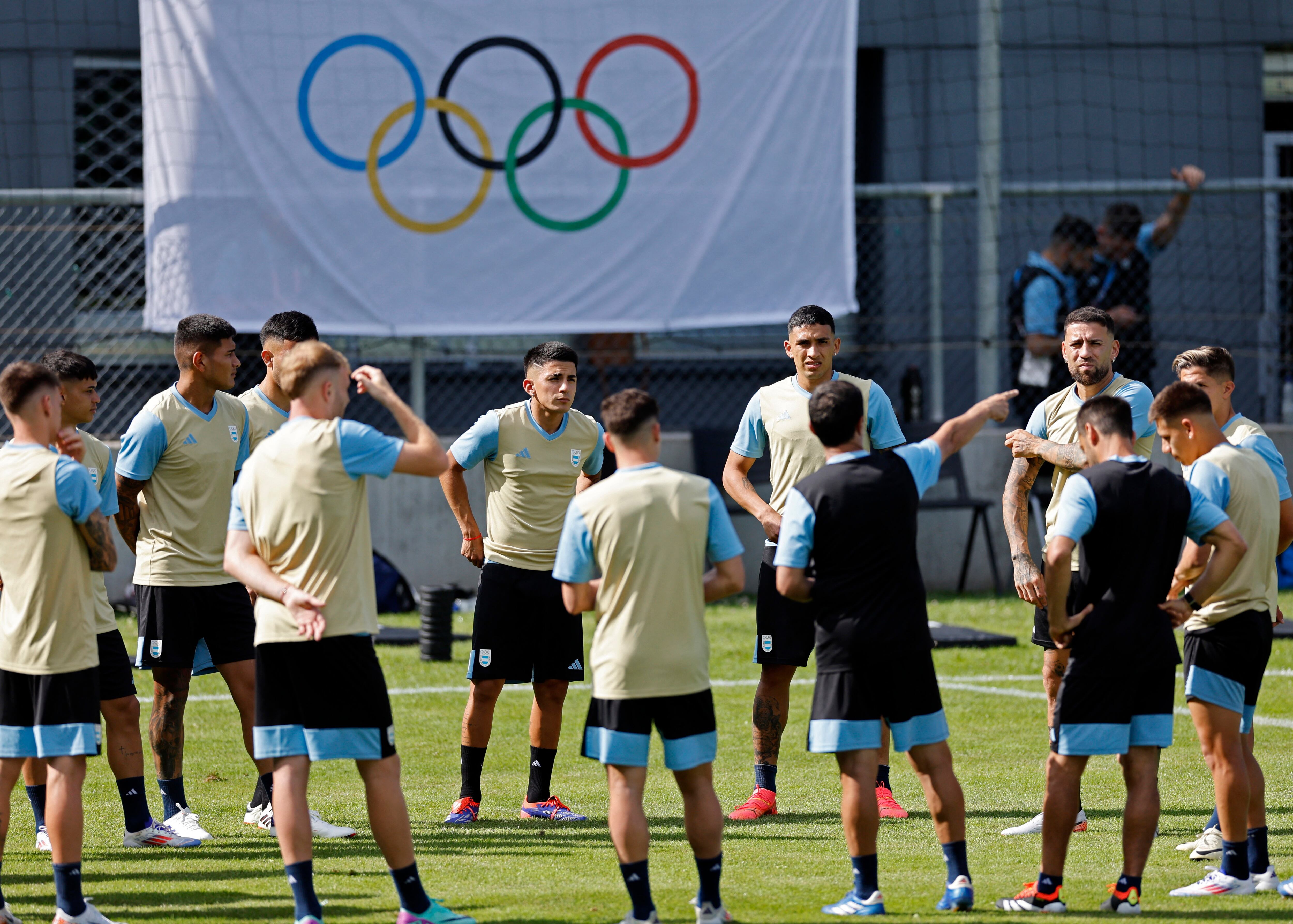 La selección argentina de fútbol se entrenó en Francia de cara al debut ante Marruecos en los Juegos Olímpicos de París 2024 (REUTERS/Thaier Al-Sudani)