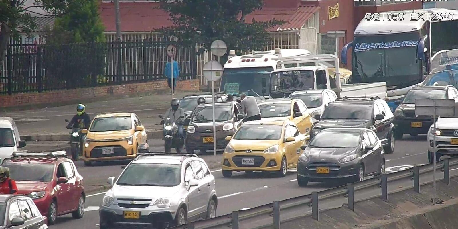 Dos carros y un taxi se chocaron en la avenida Boyacá - crédito @BogotaTransito/X