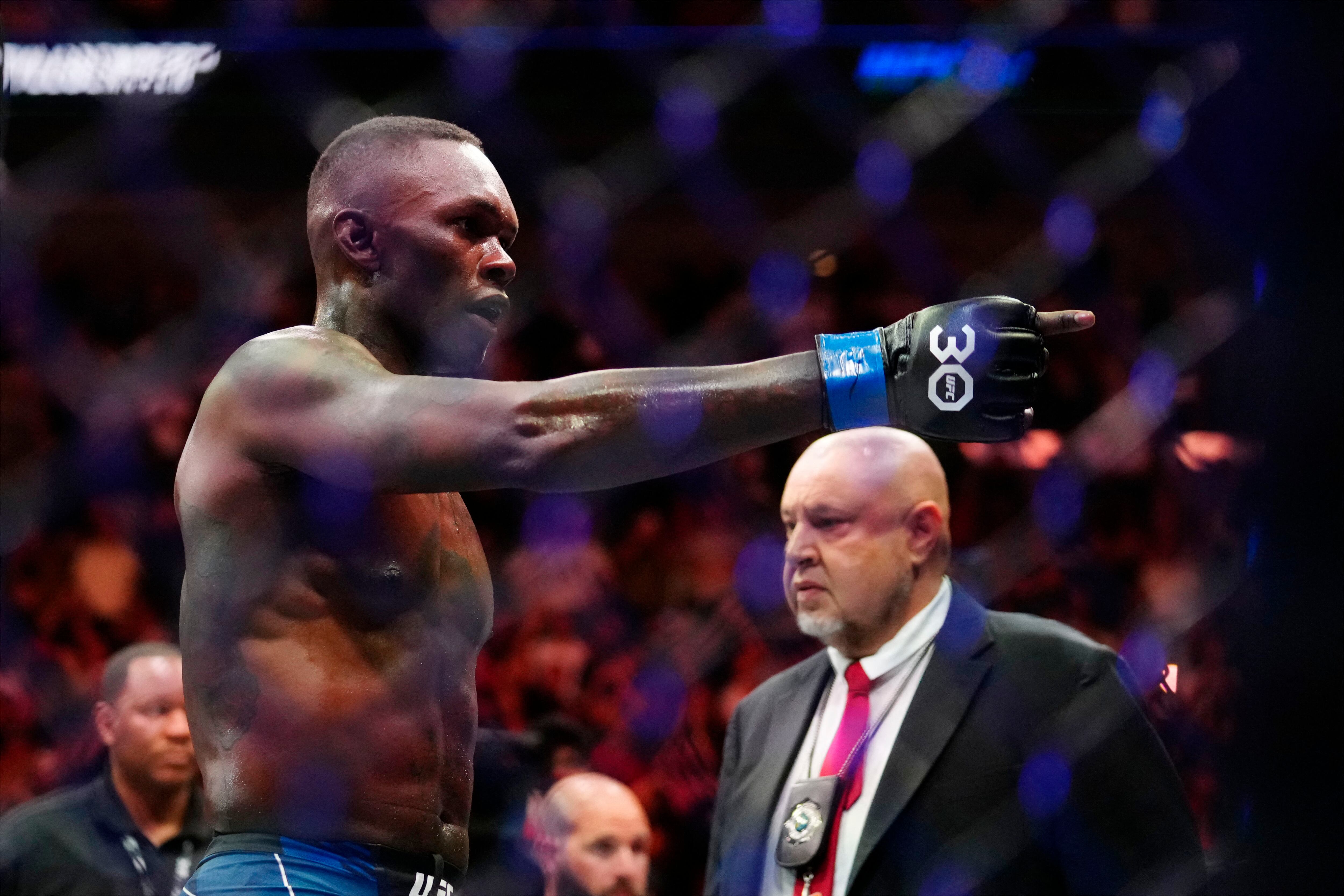 Israel Adesanya en una de sus célebres peleas en la UFC (Rich Storry-USA TODAY Sports)