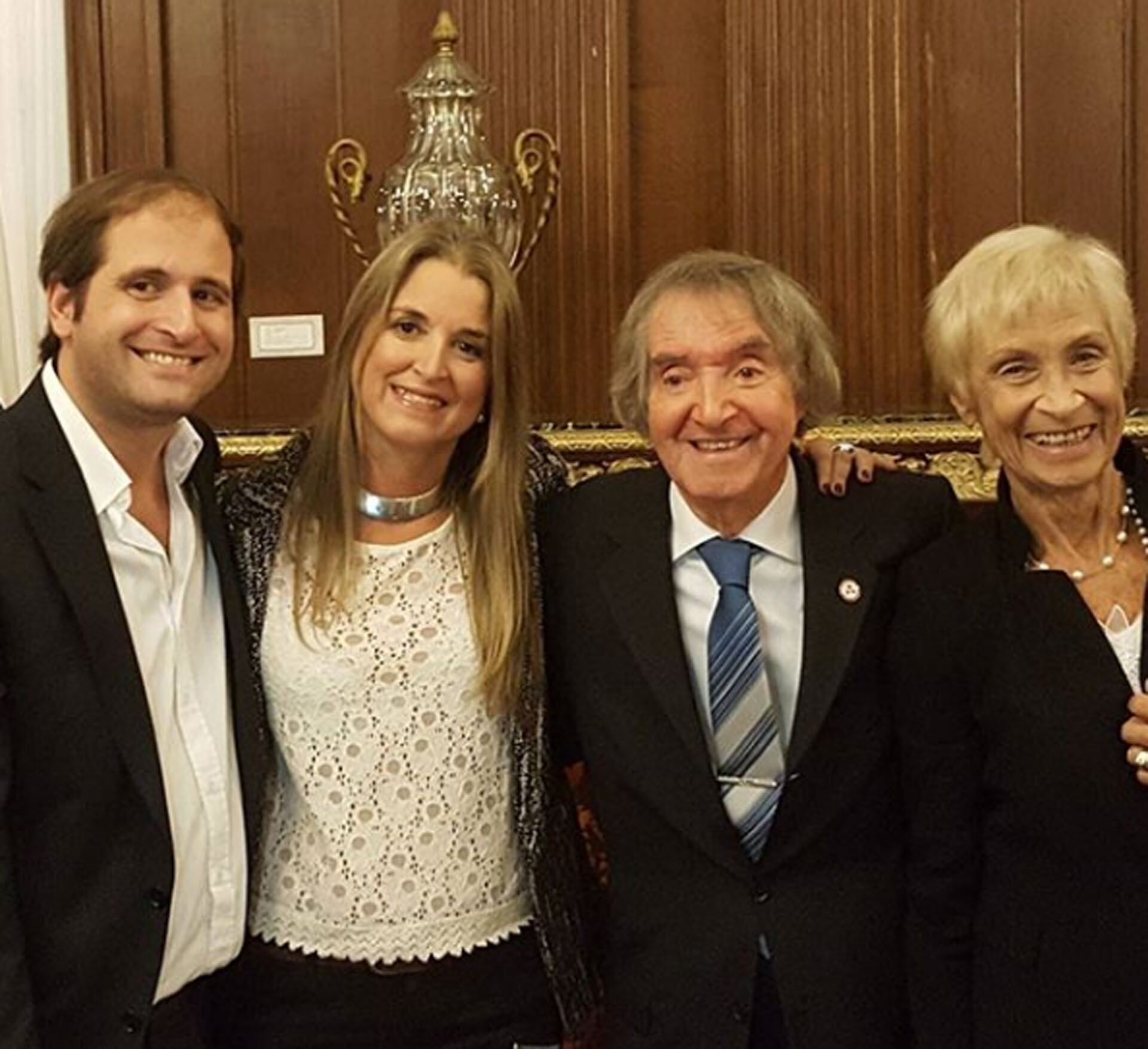 Con su esposa, Marta Venturiello, y sus dos hijos, Martín y Laura
