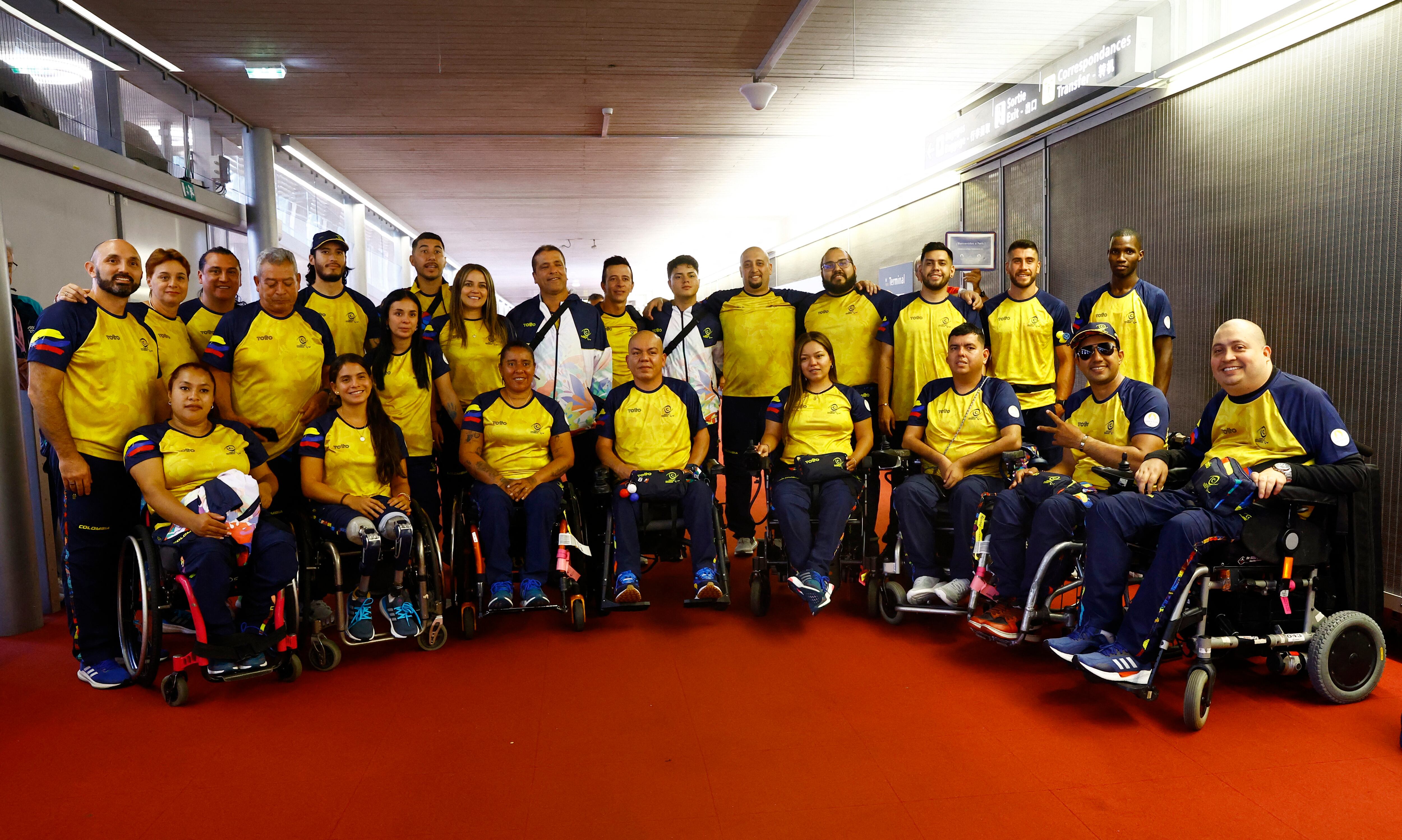 Paris 2024 Paralympics - Athletes arrive ahead of the Paris 2024 Paralympics - Paris, France - August 22, 2024 Athletes of Colombia pose at Paris-Charles de Gaulle airport ahead of the Paris 2024 Paralympics REUTERS/Abdul Saboor