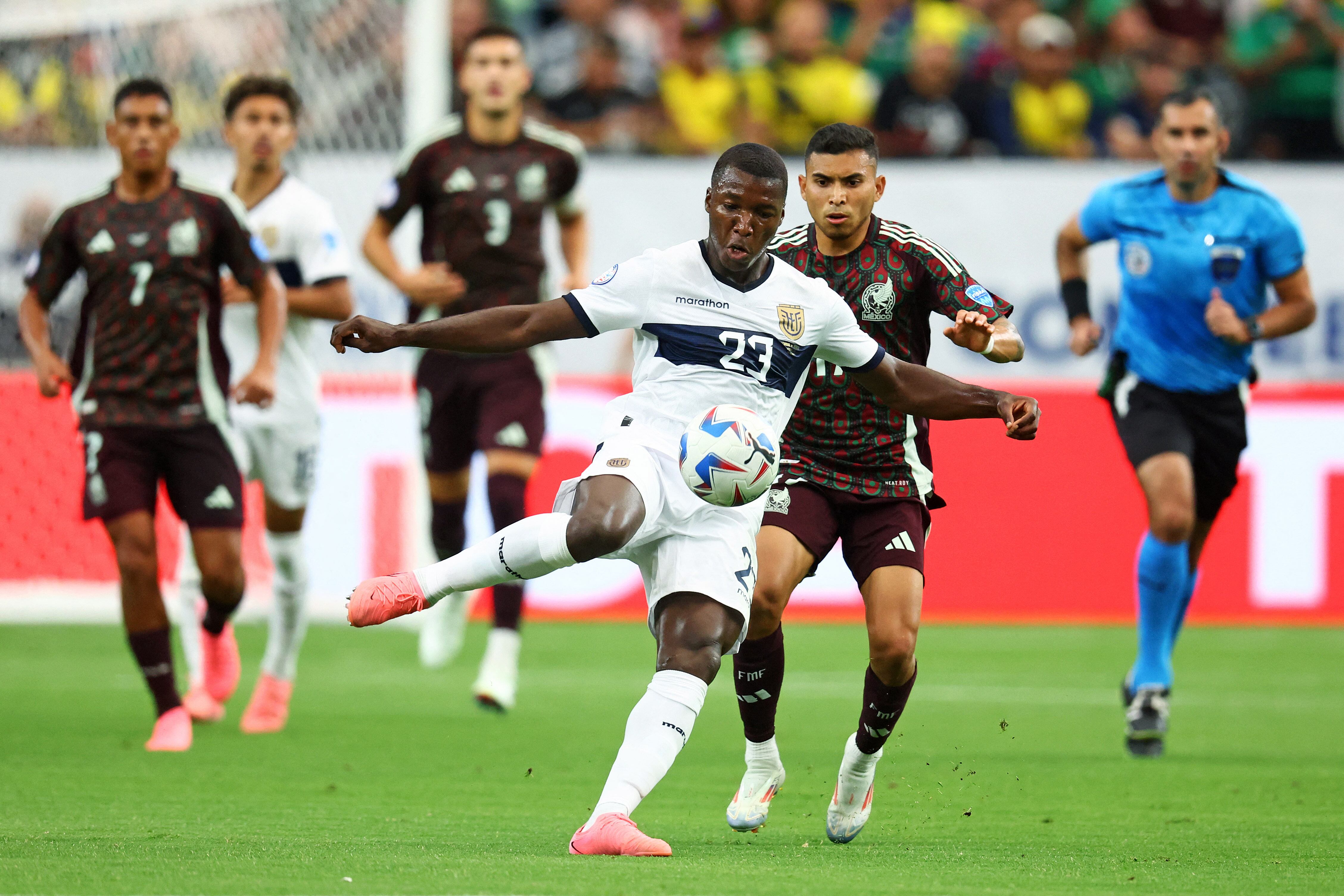 El centrocampista ecuatoriano Moisés Caicedo (23) patea la pelota contra el centrocampista mexicano Orbelin Pineda (17) por la Copa América en el State Farm Stadium (Crédito obligatorio: Mark J. Rebilas-USA TODAY Deportes)