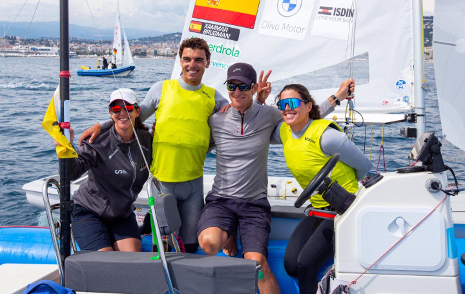 Jordi Xammar y Nora Brugman con su entrenador, Juan de la Fuente, y Pilar Clapers, fisioterapeuta de la RFEV. (RFEV)
