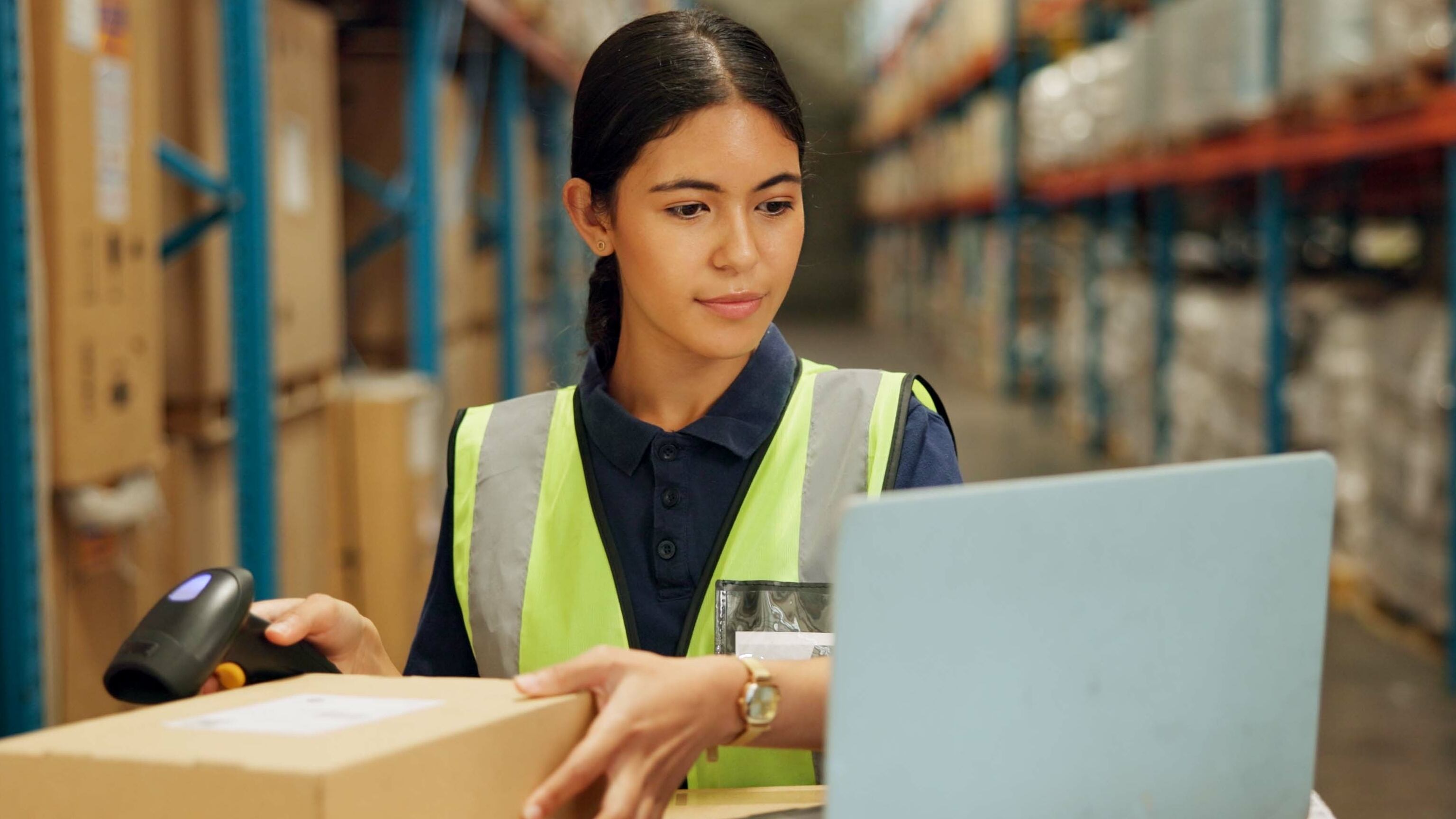 Trabajadores jóvenes en logística