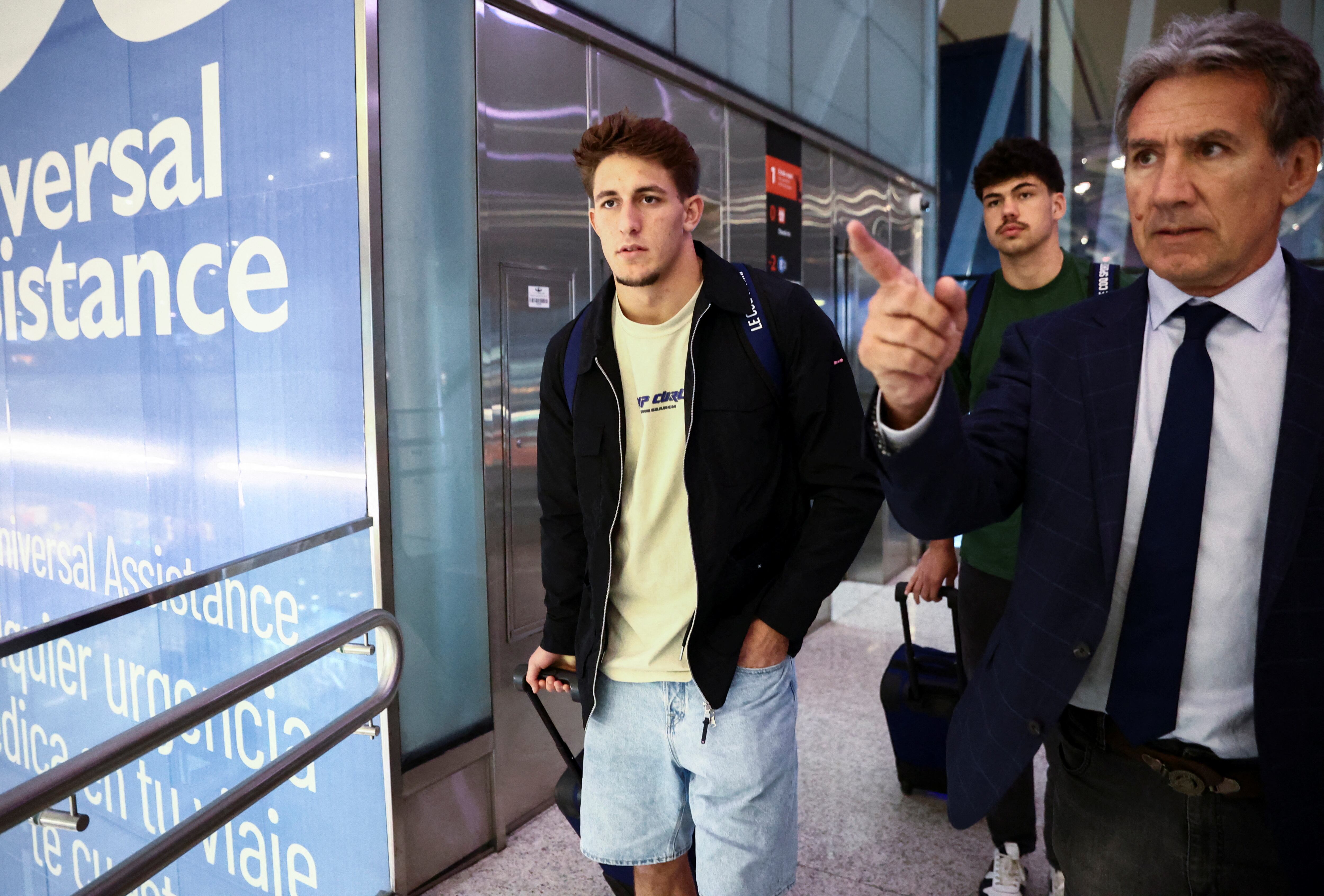 Ezeiza, 3 de septiembre: Oscar Jégou y Hugo Araudou dejan la Argentina acompañados de su abogado defensor, Rafael Cúneo Libarona (REUTERS/Tomas Cuesta)