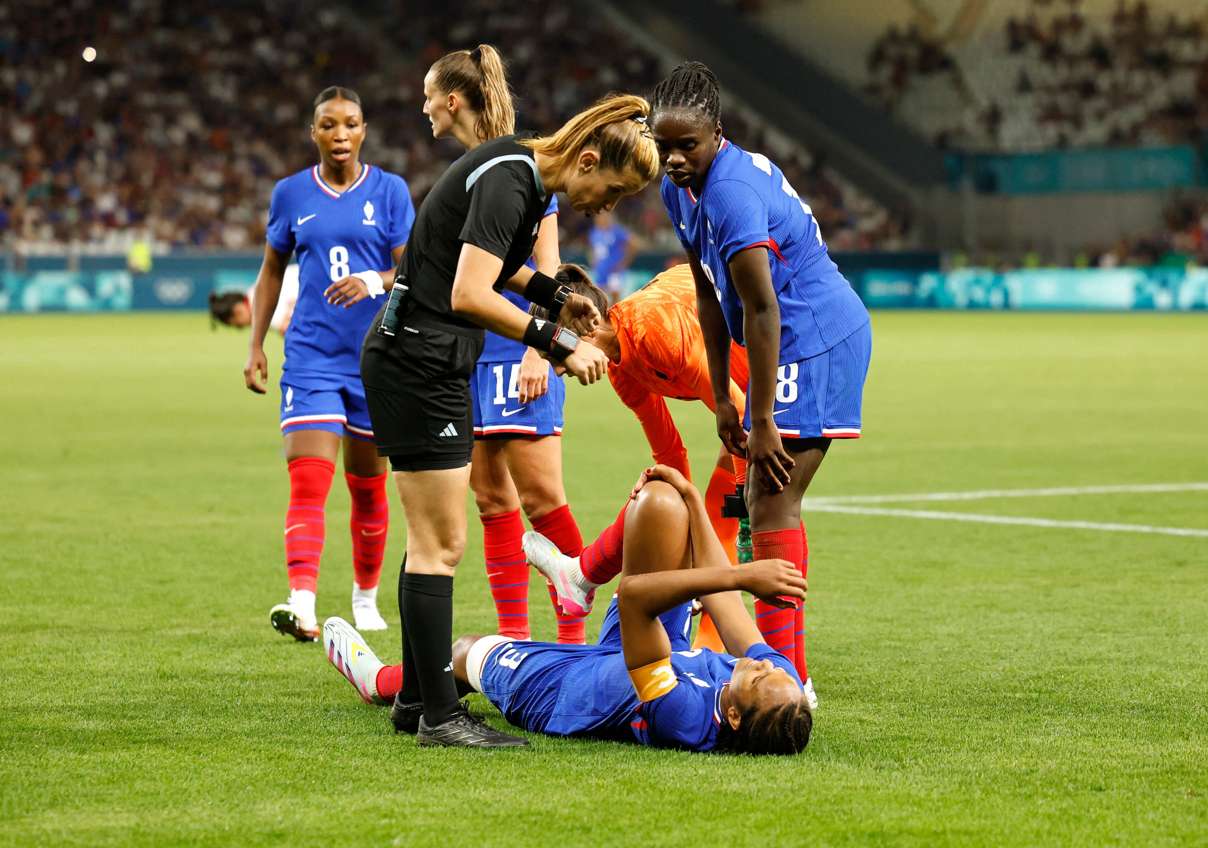 Wendie Renard: la capitana francesa, su lesión en la derrota ante Canadá y sus desafíos futuros en el fútbol (REUTERS/Thaier Al-Sudani)