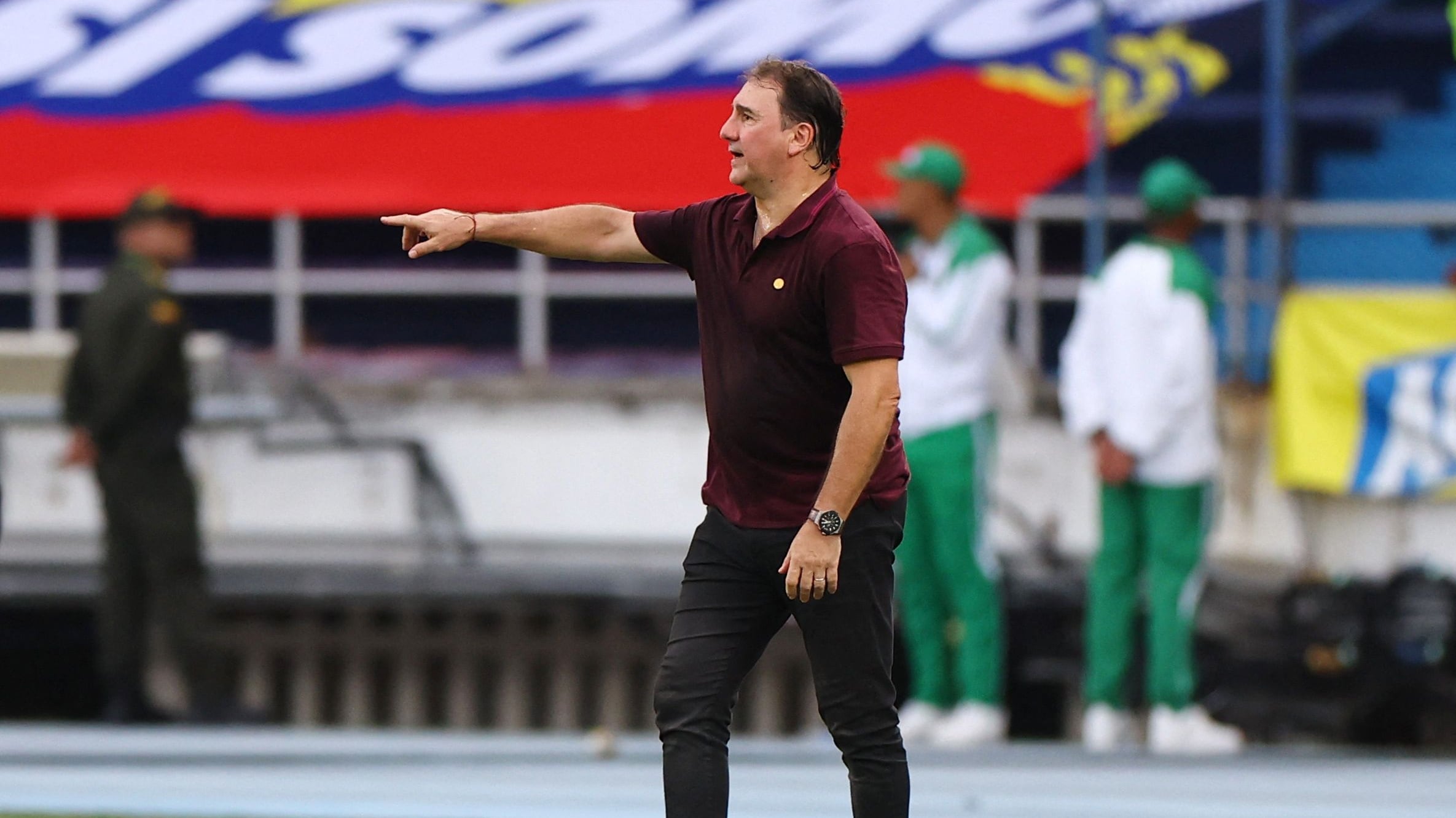 Néstor Lorenzo en la raya técnica durante el encuentro donde Colombia venció a Argentina por 2-1 en Barranquilla el 10 de septiembre de 2024 - crédito Luisa González / REUTERS