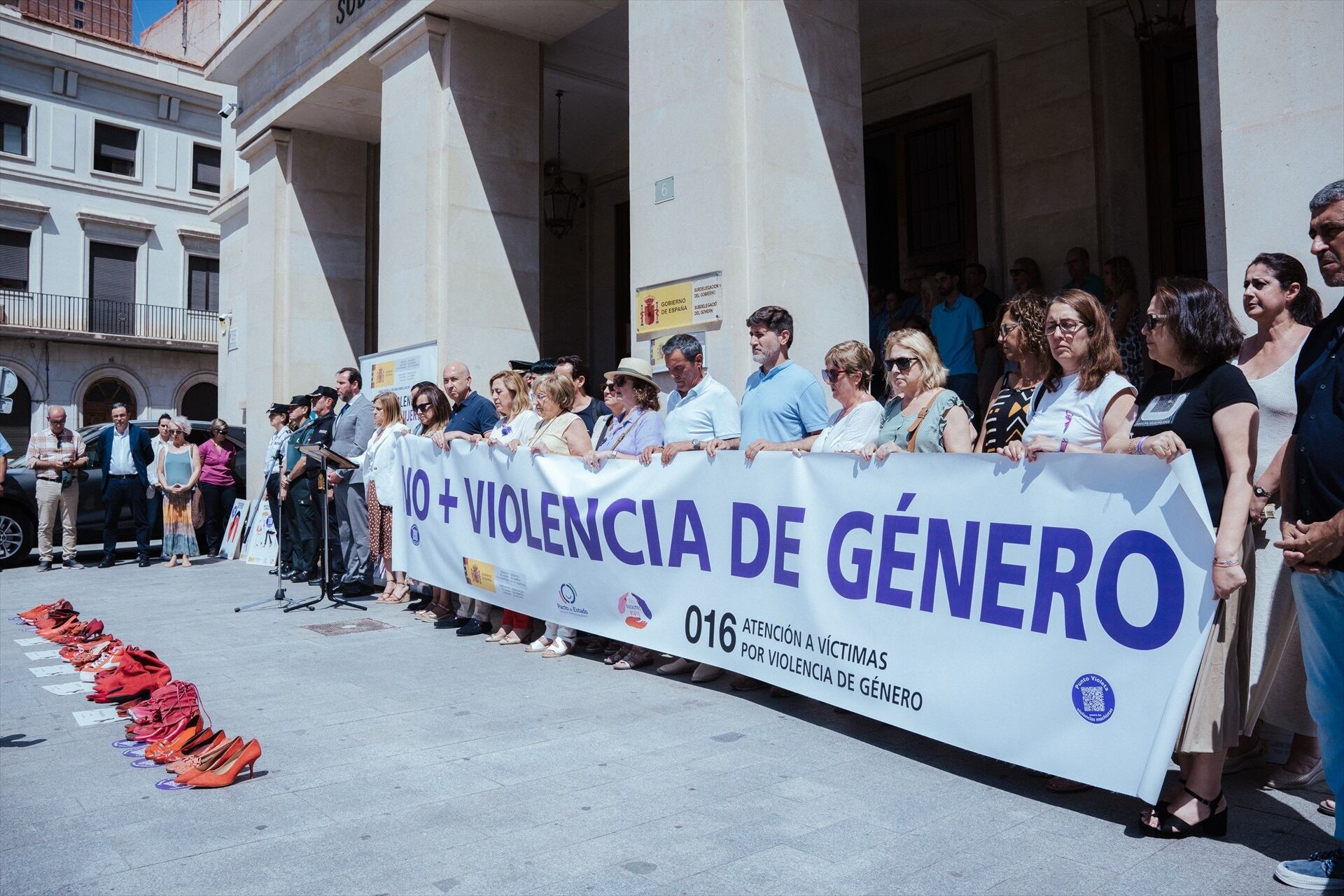 Vecinos durante un minuto de silencio por la mujer fallecida en Alicante, a 15 de julio de 2024, en Alicante, Comunidad Valenciana (España). (Roberto Plaza / Europa Press)