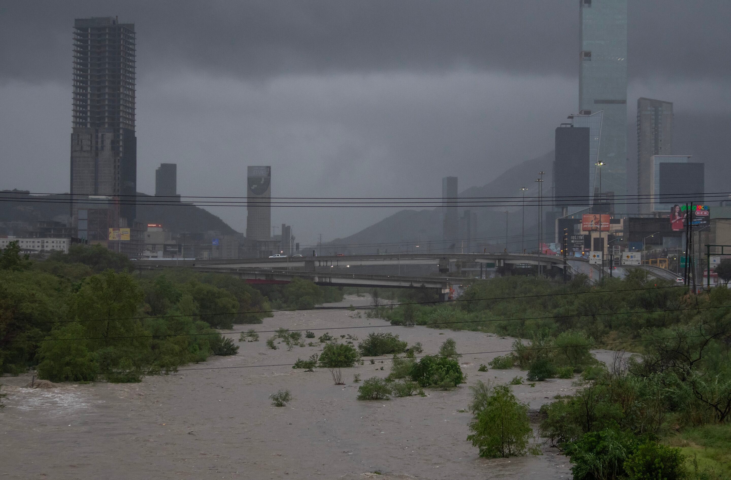 Fotografía que muestra el cielo nublado y la creciente del río Santa Catarina debido a las fuertes lluvias, ayer miércoles en la ciudad de Monterrey (México). EFE/Miguel Sierra
