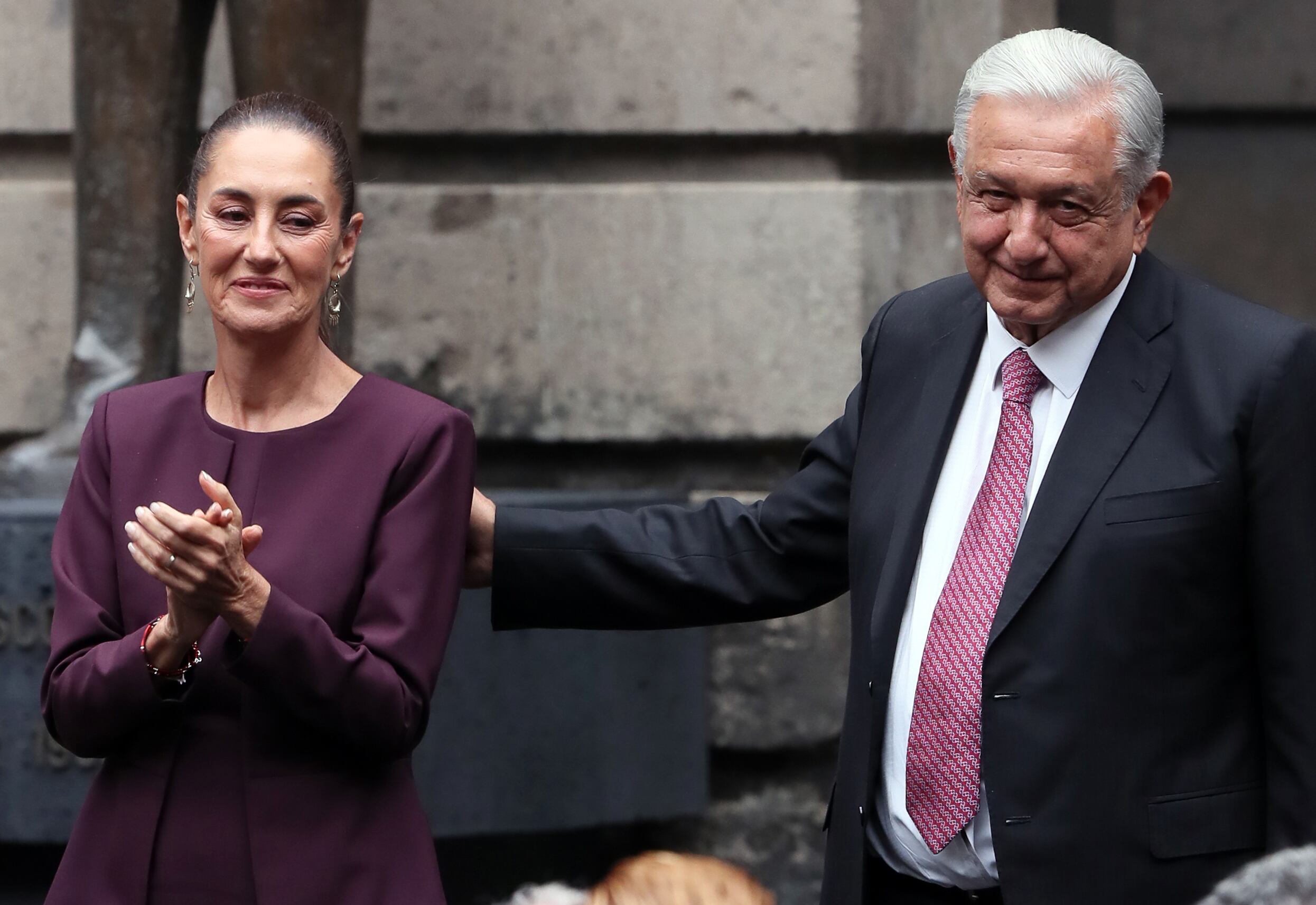 : En un evento histórico, la Dra. Claudia Sheinbaum se convertirá en la primera Presidenta de México, luciendo un vestido de color marfil que rinde homenaje a la riqueza cultural y artesanal del país. (EFE/Mario Guzmán)
