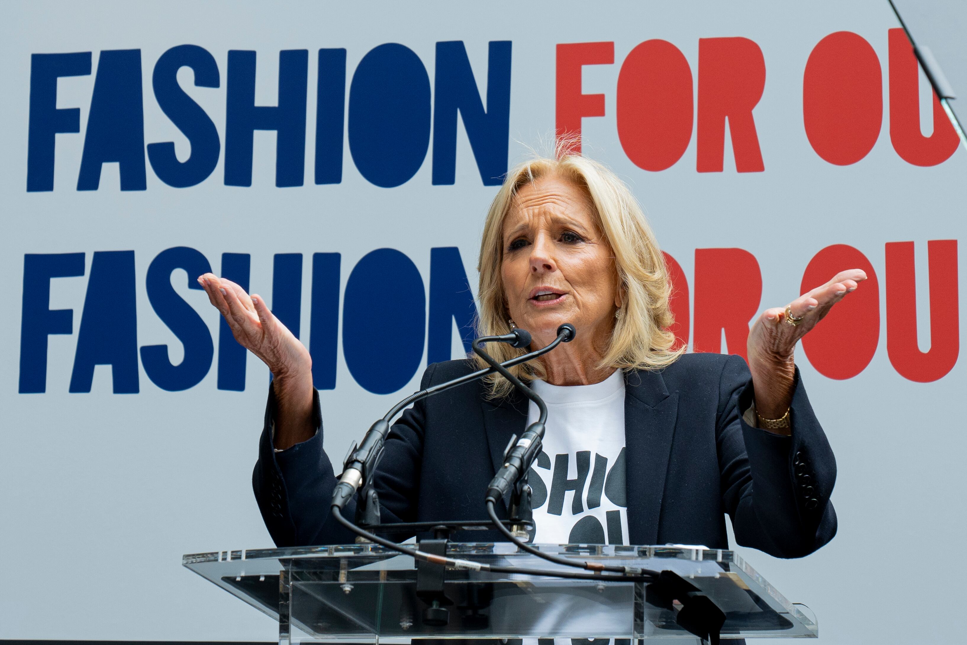 La primera dama estadounidense, Jill Biden, habla durante la marcha "La moda por el futuro" este viernes, en el Bryant Park en Nueva York (EE. UU). La ciudad de Nueva York inauguró este viernes la Semana de la Moda más política de su historia con una multitudinaria marcha en Manhattan en la que se alentó al voto en las próximas elecciones de Estados Unidos. EFE/Ángel Colmenares
