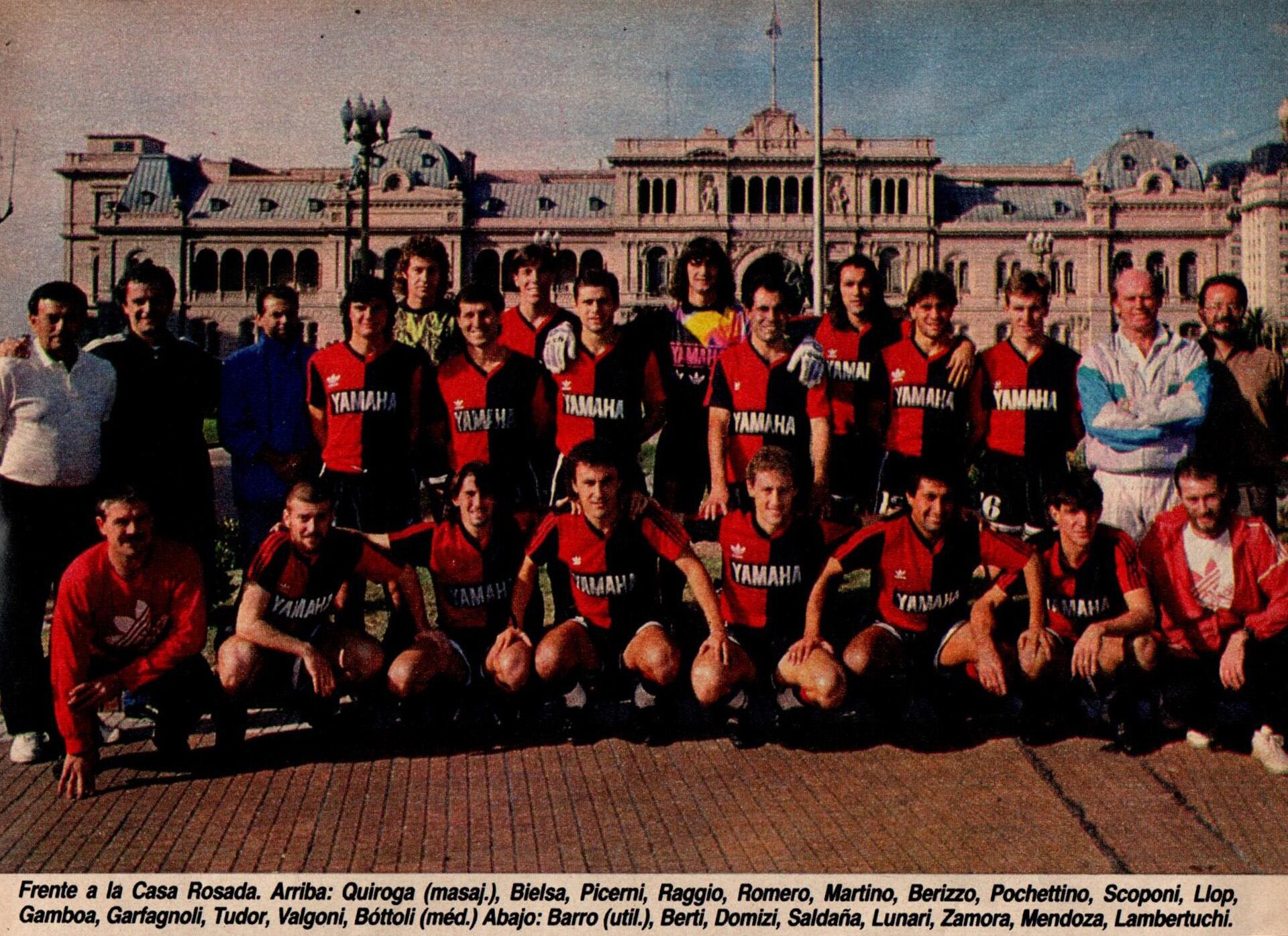 Bielsa con el plantel de Newell's que comandó a inicios de los 90