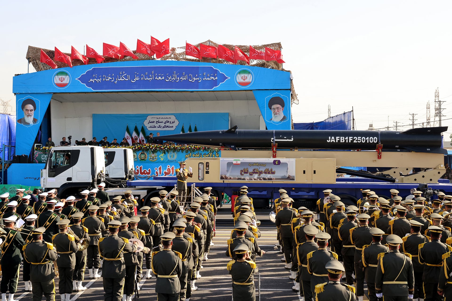 Irán presentó un nuevo misil y drones en medio de la escalada en Oriente Medio