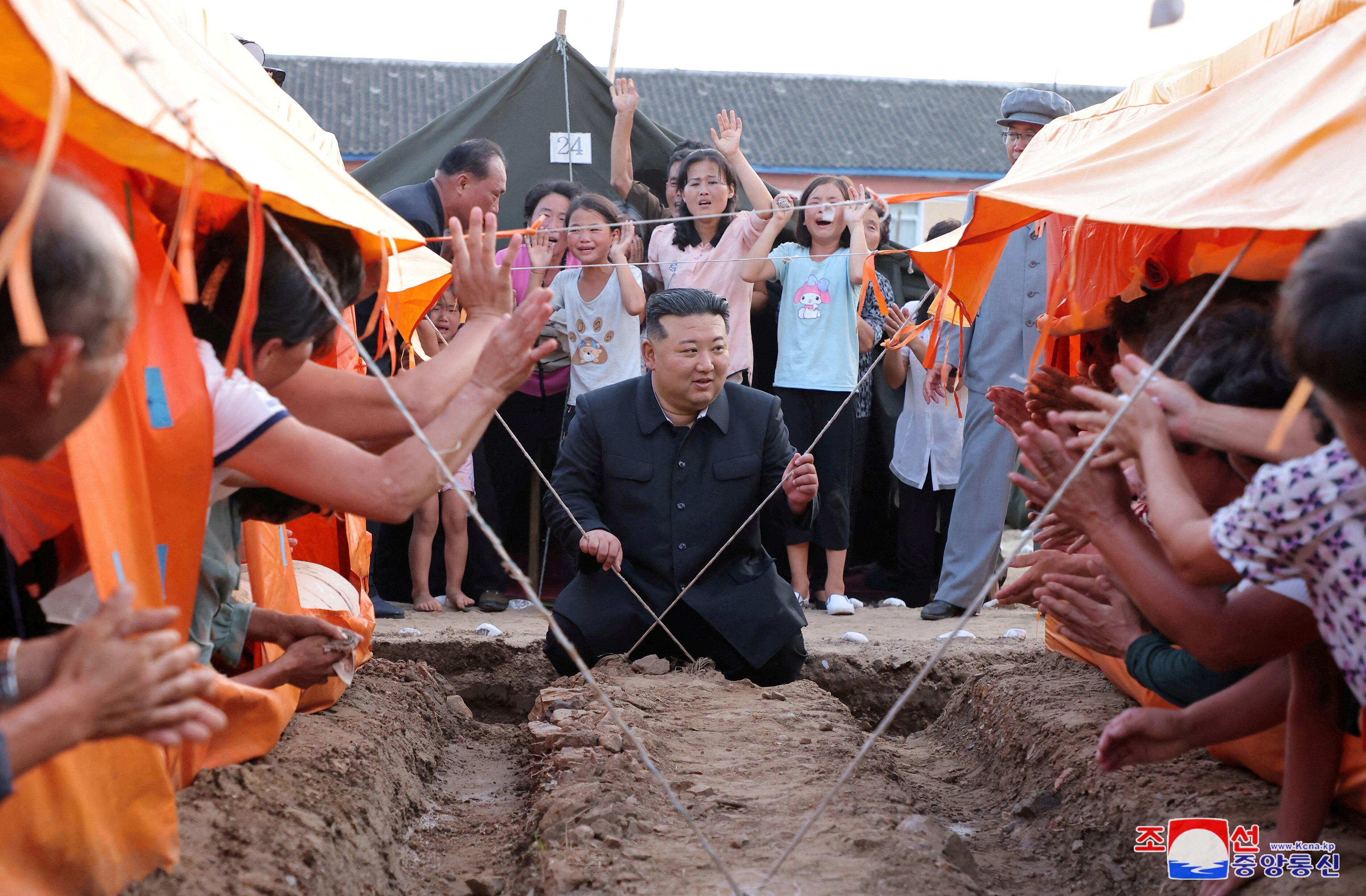 La visita de Kim Jong-un al condado de Uiju, afectado por las inundaciones (KCNA via REUTERS)