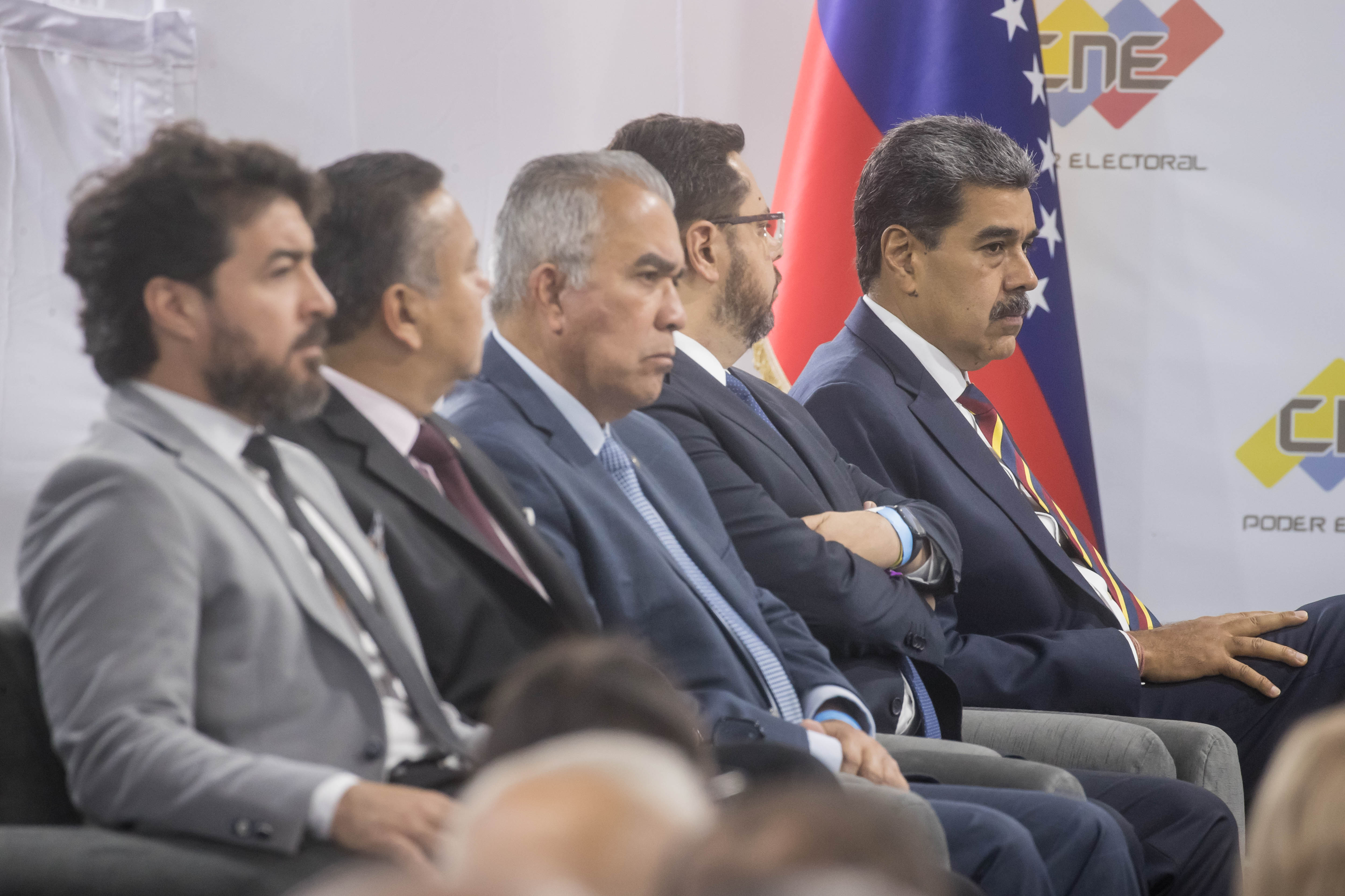 De izquierda a derecha, Daniel Ceballos, Javier Bertucci, Luis Eduardo Martínez, Antonio Ecarri junto a Nicolás Maduro (EFE)
