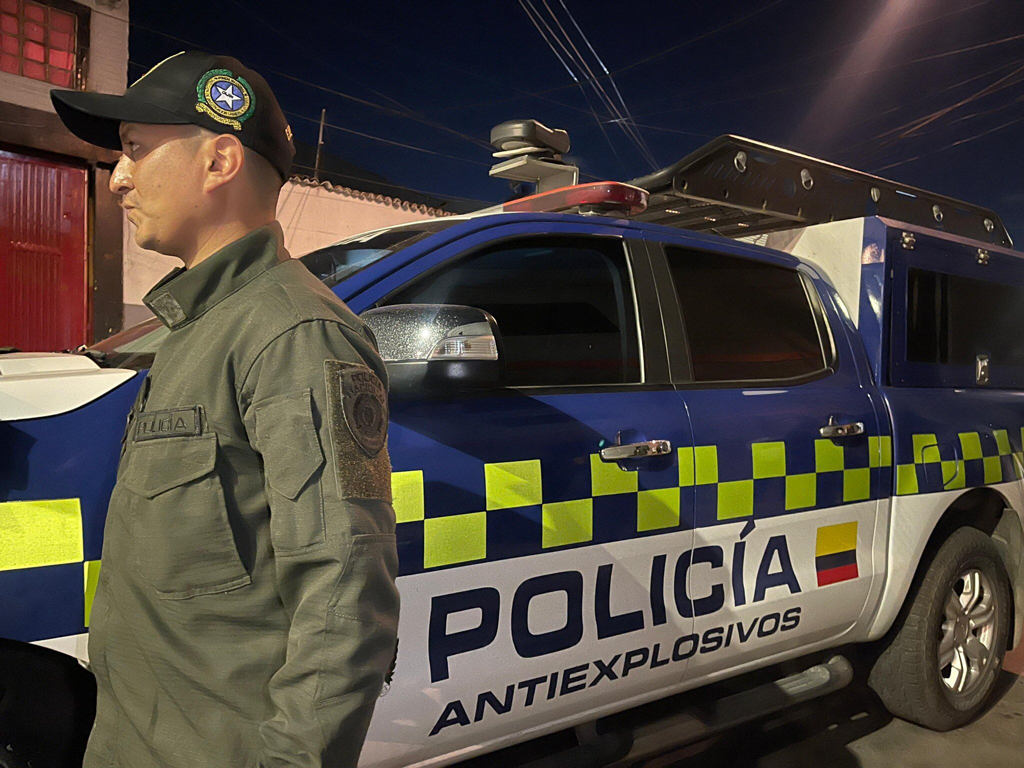 La Unidad de Antiexplosivos adelanta protocolo de detonación controlada del artefacto explosivo - crédito Polícia Nacional