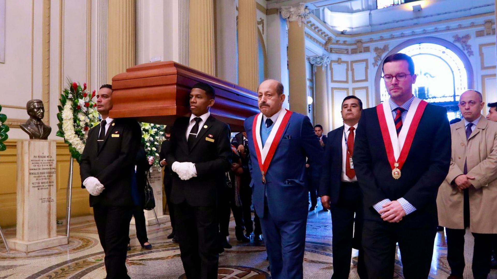 Congresistas de la República rindieron homenaje a los restos de Hitler Saavedra. (Foto: Congreso del Perú)