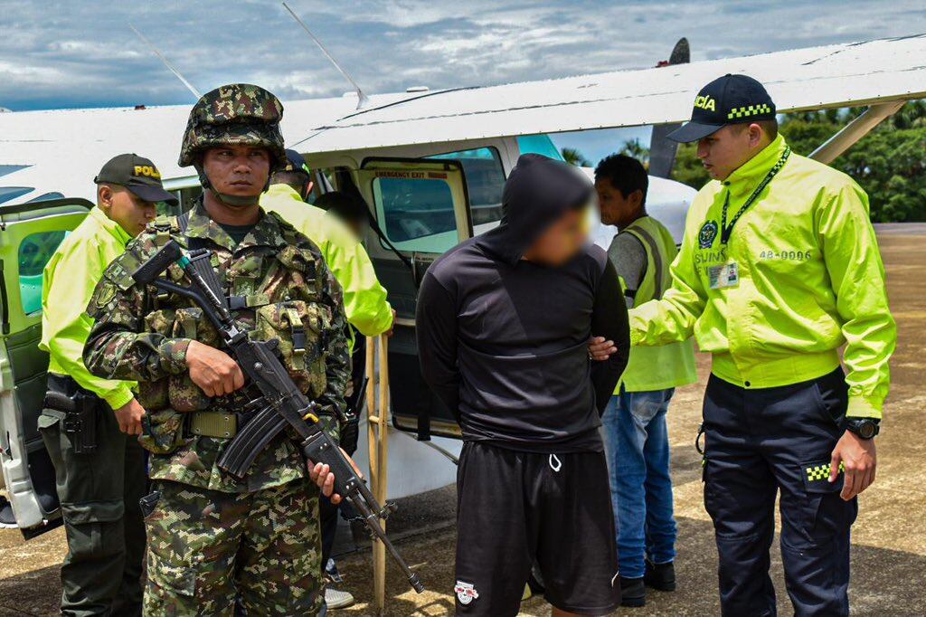 Los dos hombres facilitaban encuentros clandestinos entre menores y miembros de las disidencias de las Farc, frente primero Armando Ríos, en el Guaviare - crédito Ejército Nacional de Colombia