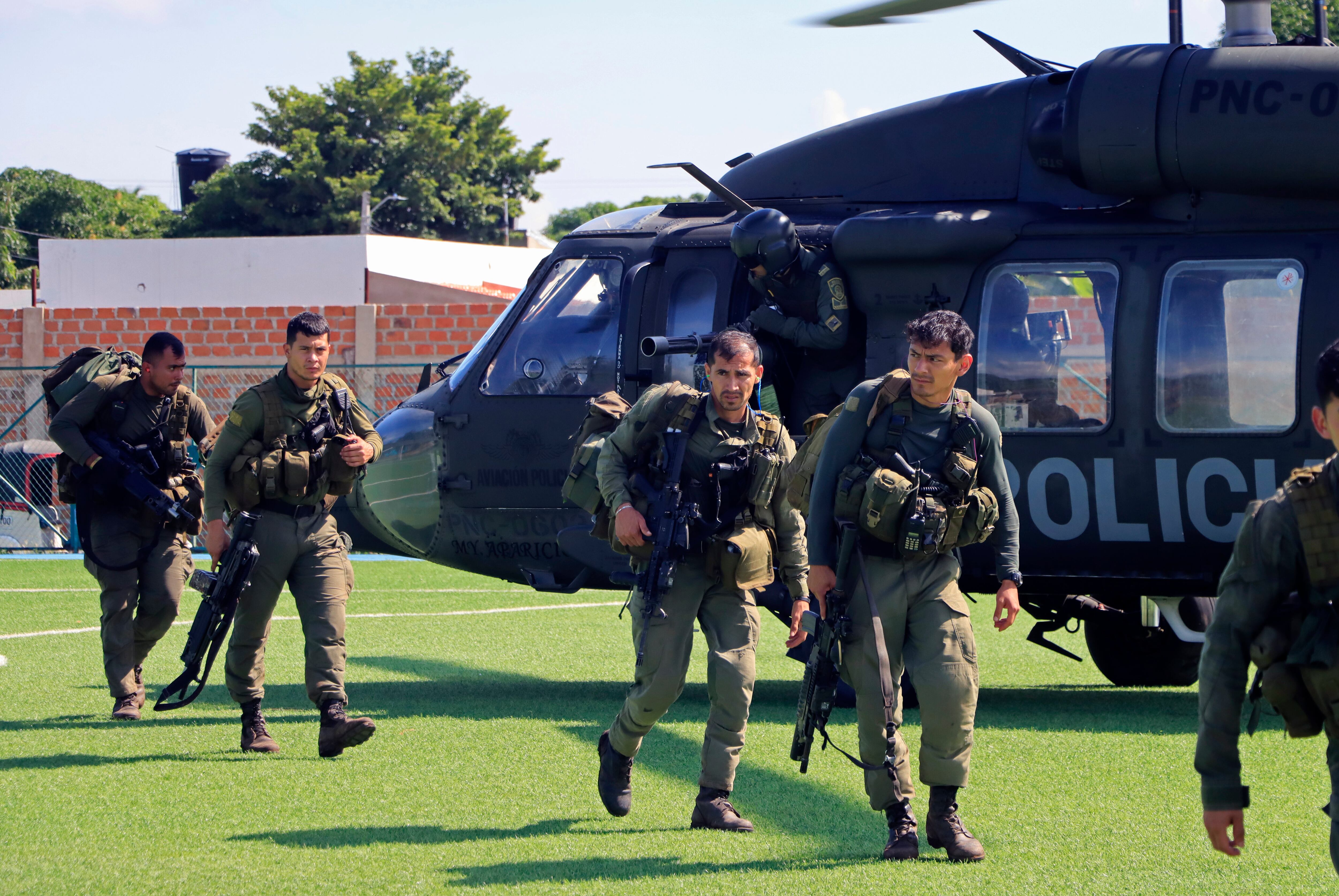 Con apoyo de helicópteros Black Hawk se adelanta el fuerte operativo - crédito Ricardo Maldonado Rozo/EFE
