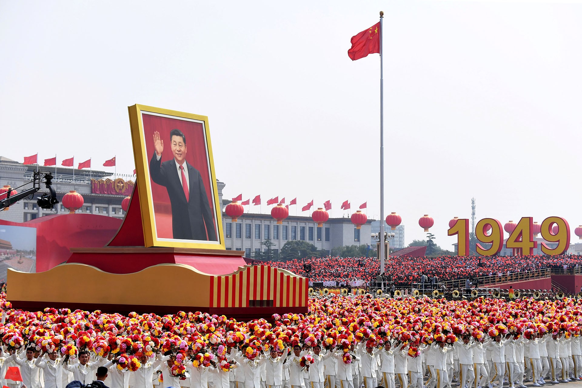 Una carroza con un retrato gigante del presidente de China, Xi Jinping, pasa por la plaza de Tiananmen durante el desfile del Día Nacional en Pekín el 1 de octubre de 2019 (GREG BAKER / AFP)