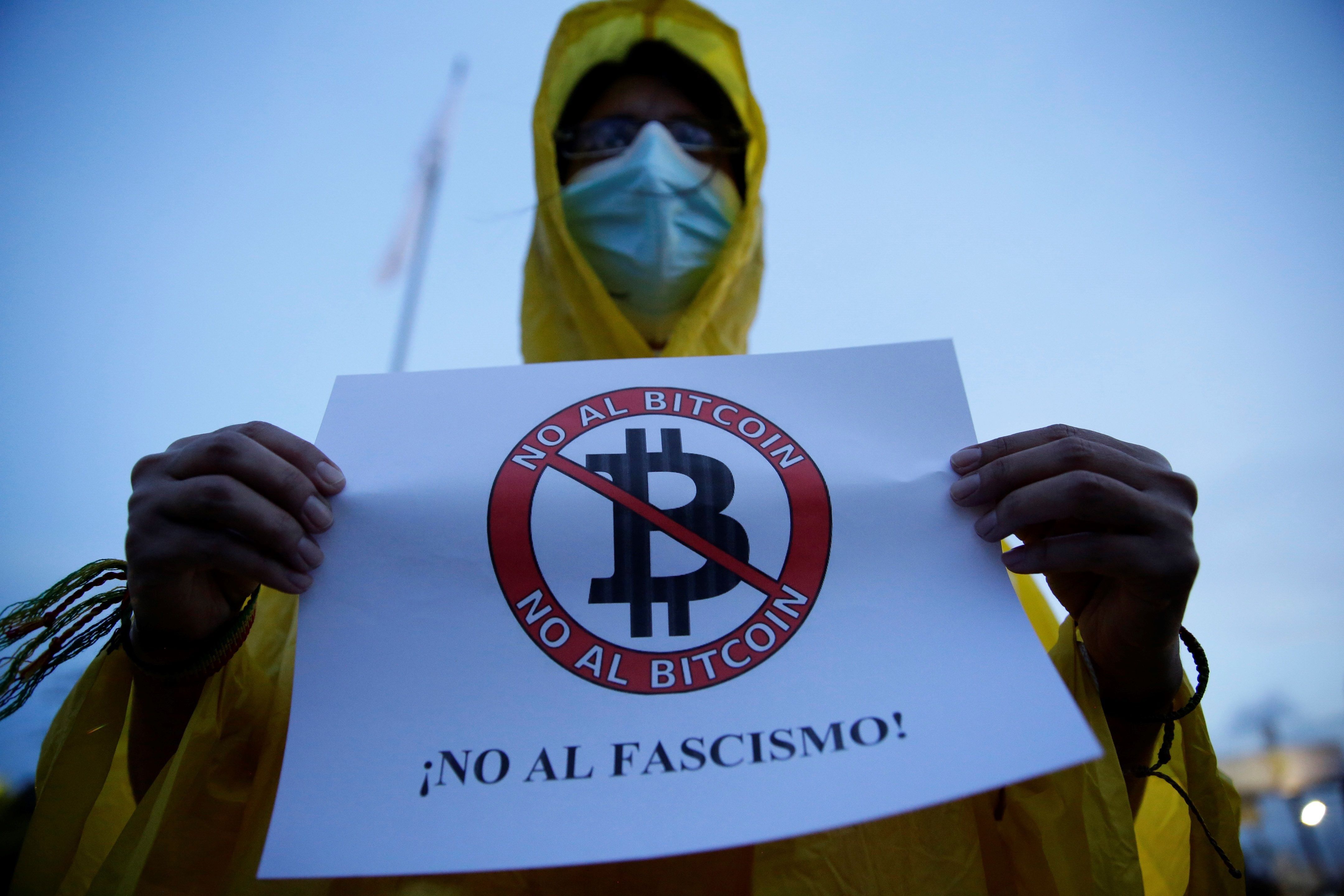 Un grupo de jóvenes salvadoreños se pronuncian en contra de la implementación del bitcoin en El Salvador. (EFE/Rodrigo Sura)