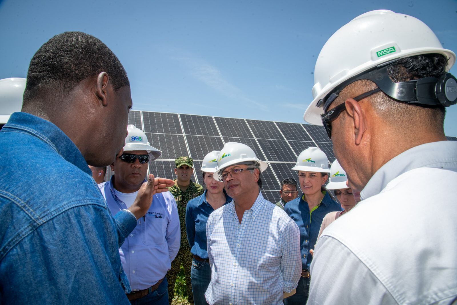 El presidente Gustavo Petro visitó el parque solar de San Fernando. FOTO: PRESIDENCIA