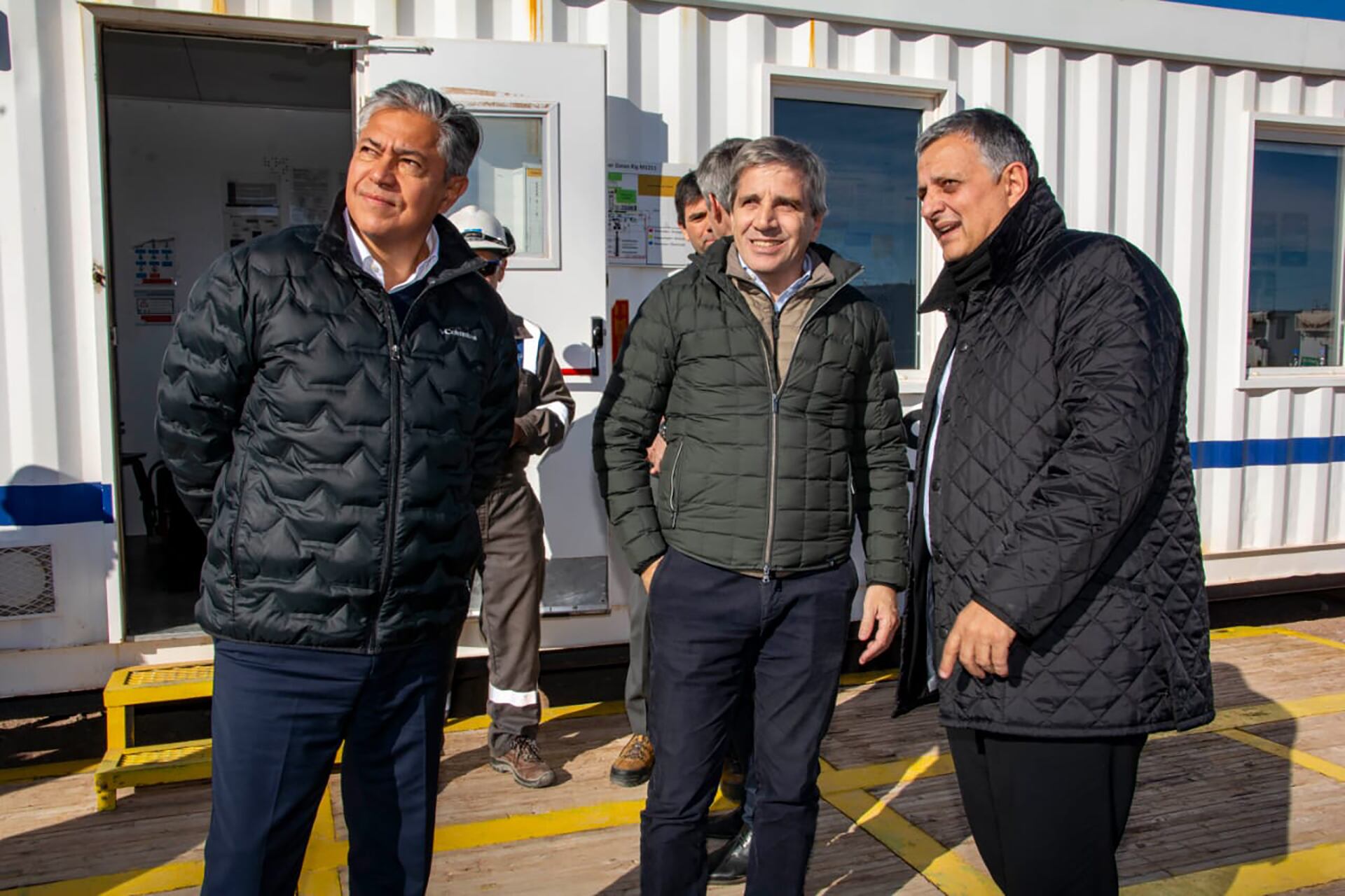 Luis Caputo, Rolando Figueroa y el presidente de YPF, Horacio Marín,