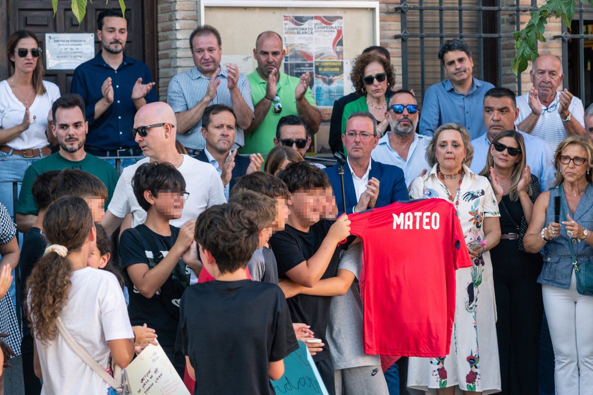  Amigos del niño asesinado muestran una camiseta con su nombre, durante el minuto de silencio. (Juan Moreno./ Europa Press)
