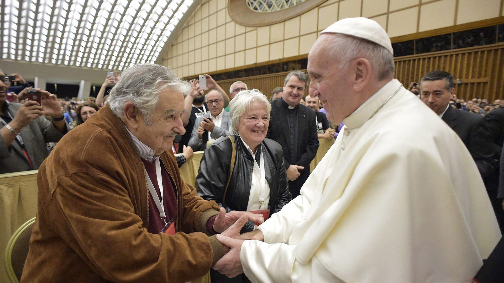 José Mujica y su esposa, Lucía Topoansky, saludan al papa Francisco (EFE)