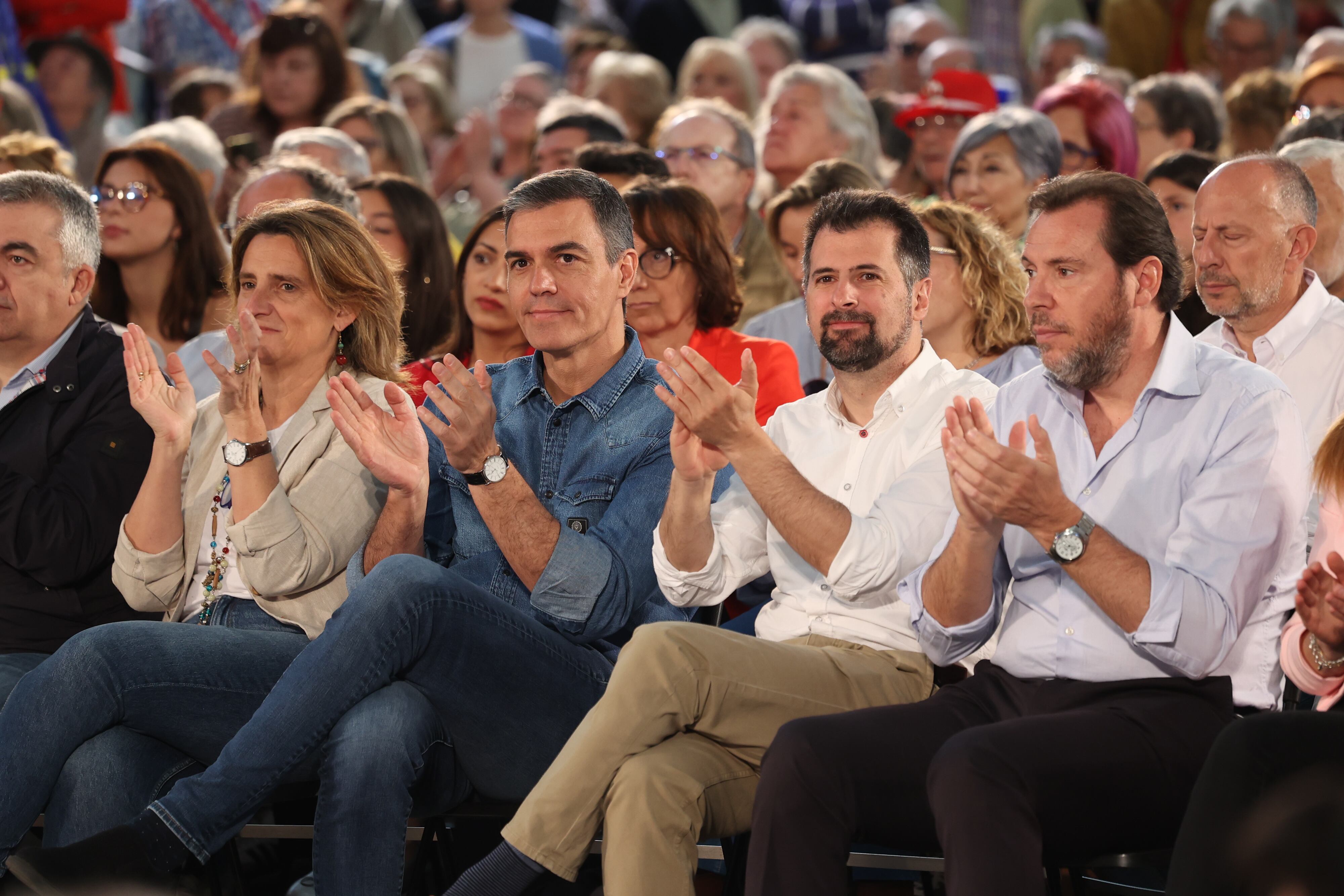 (I-D) La candidata del PSOE para las elecciones europeas y vicepresidenta tercera y ministra para la Transición Ecológica y el Reto Demográfico, Teresa Ribera, el secretario general del PSOE y presidente del Gobierno, Pedro Sánchez, el secretario general del PSOE en Castilla y León, Luis Tudanca, y el ministro de Transportes y Movilidad Sostenible, Óscar Puente, durante un acto de campaña del PSOE, leer más en la Feria de Muestras de Valladolid, a 1 de junio de 2024, en Valladolid, Castilla y León (España). Este encuentro se enmarca como parte de los actos de campaña del partido de cara a las próximas elecciones del 9 de junio.