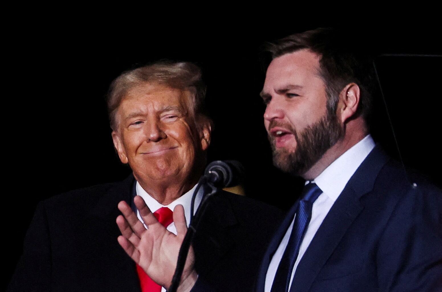 JD Vance habla mientras el expresidente de Estados Unidos, Donald Trump, sonríe (REUTERS/Shannon Stapleton)