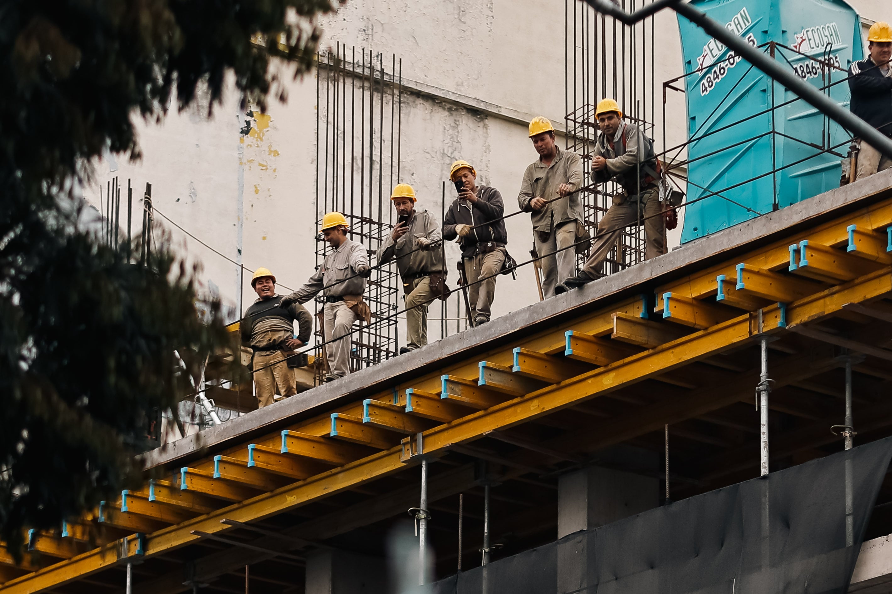 Fotografía de archivo en donde se ve a obreros mientras descansan en una obra de construcción en Buenos Aires (Argentina). EFE/Juan Ignacio Roncoroni
