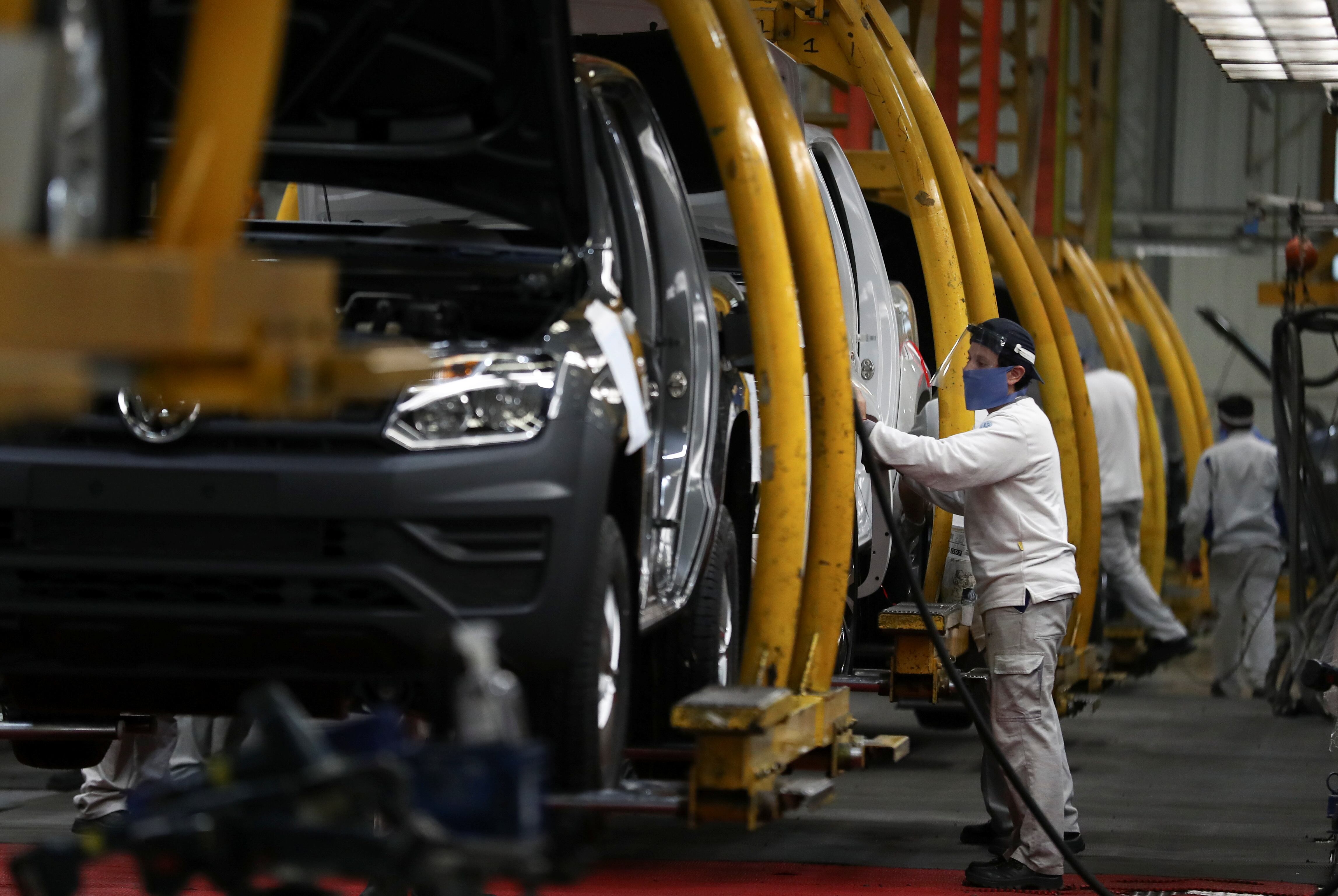 Los retiros voluntarios fueron denunciados como "in voluntarios" por parte de un grupo de trabajadores reunidos bajo el lema “Trabajadores Despedidos de Volkswagen en Lucha por la Reincorporación”. REUTERS/Agustin Marcarian