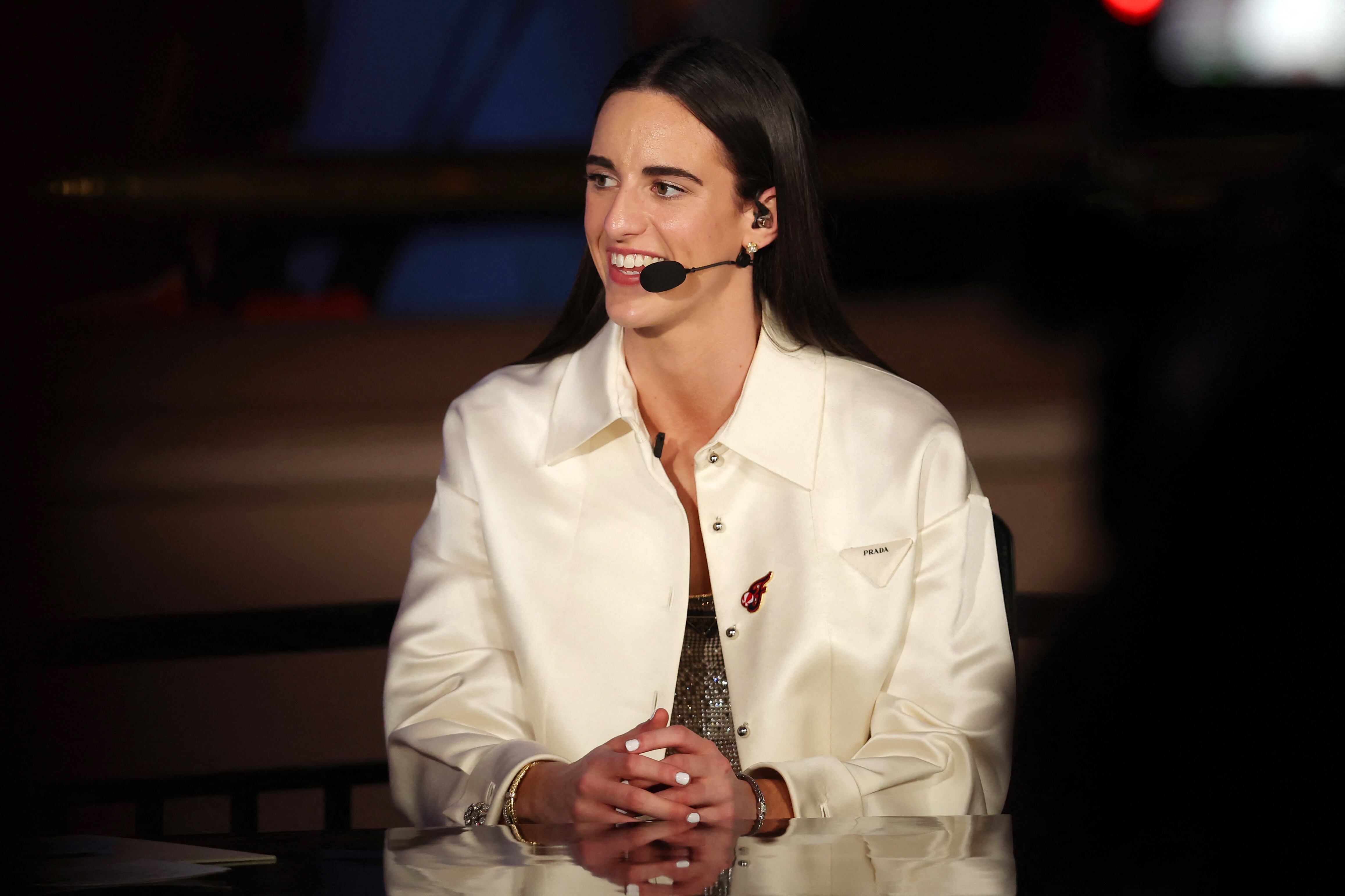 Caitlin Clark habla en una entrevista televisada durante el Draft de la WNBA 2024 en la Academia de Música de Brooklyn. Abril de 2024 (Foto: Brad Penner-USA TODAY Sports)