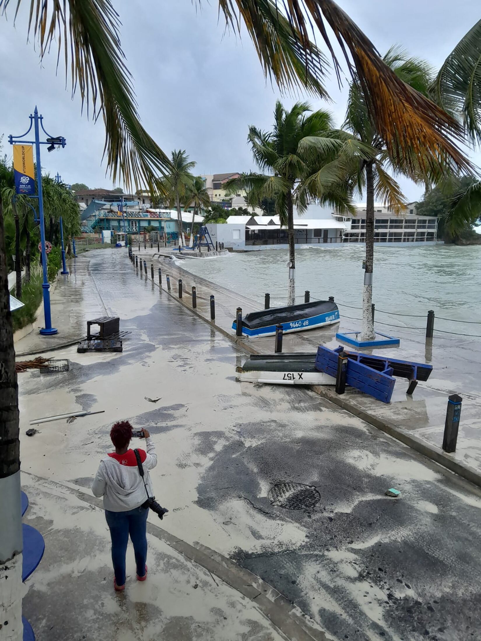 Mientras Beryl se acercaba al sureste del Caribe, los funcionarios del gobierno advirtieron sobre un grupo de tormentas eléctricas que imitan la trayectoria del huracán y que tienen un 70% de posibilidades de convertirse en una depresión tropical (REUTERS/Nigel R Browne)