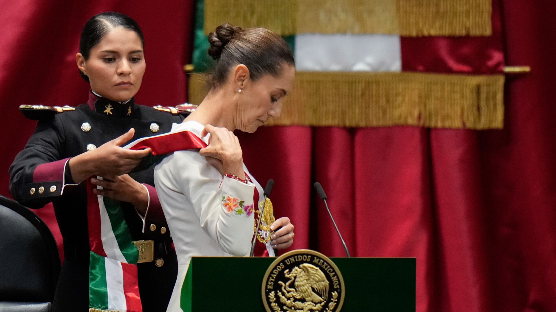 Claudia Sheinbaum recibe la banda presidencial en la ceremonia de toma de posesión como primera presidenta de México en Ciudad de México, el martes 1 de octubre de 2024. (AP Foto/Eduardo Verdugo)