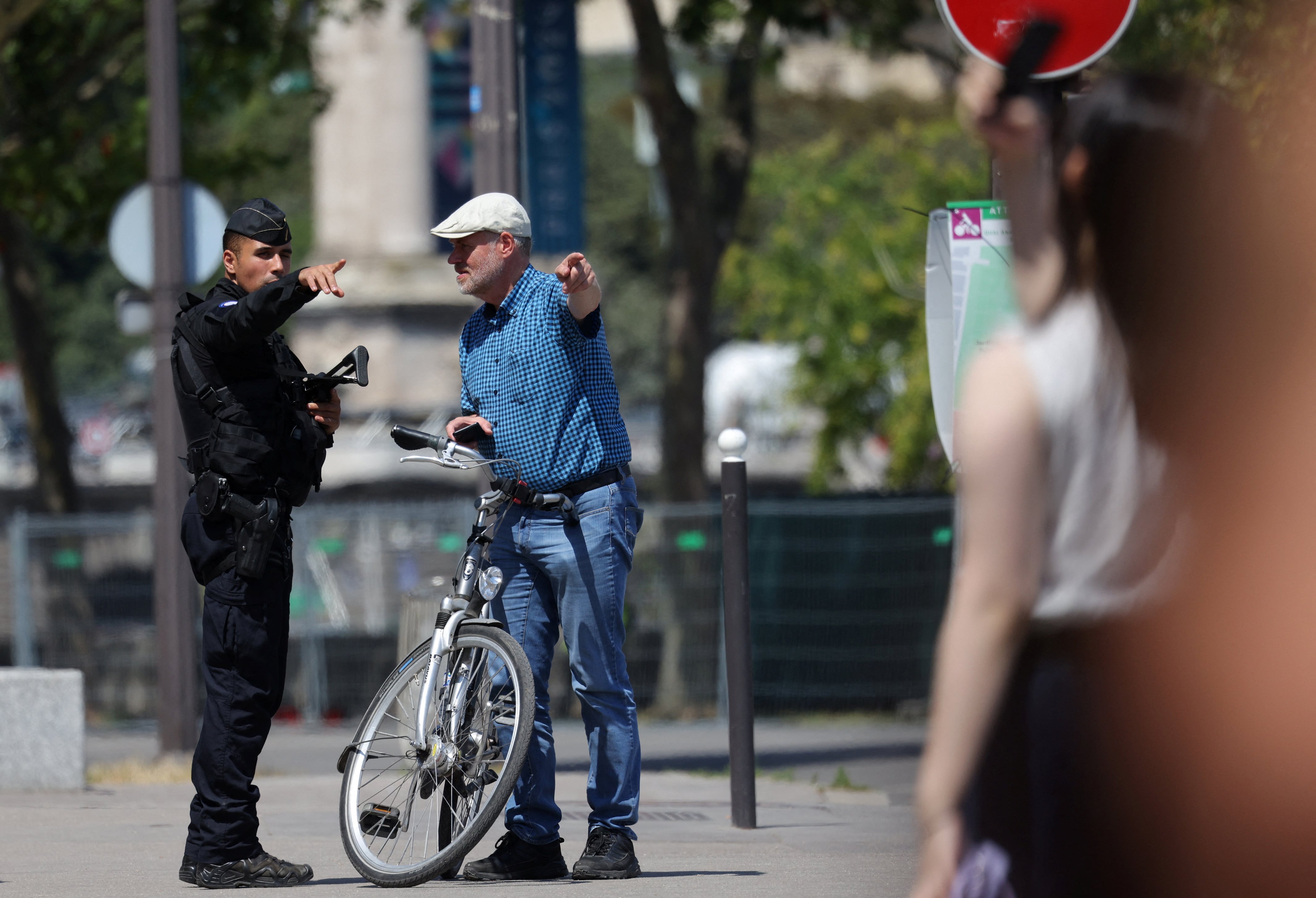 Policía francés ayudando a turista (REUTERS/Kevin Coombs)