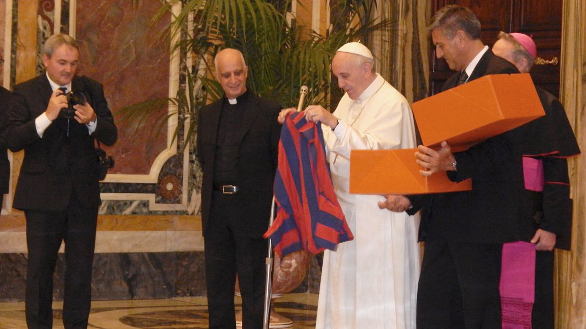 Los regalos al Papa Francisco (@SanLorenzo)