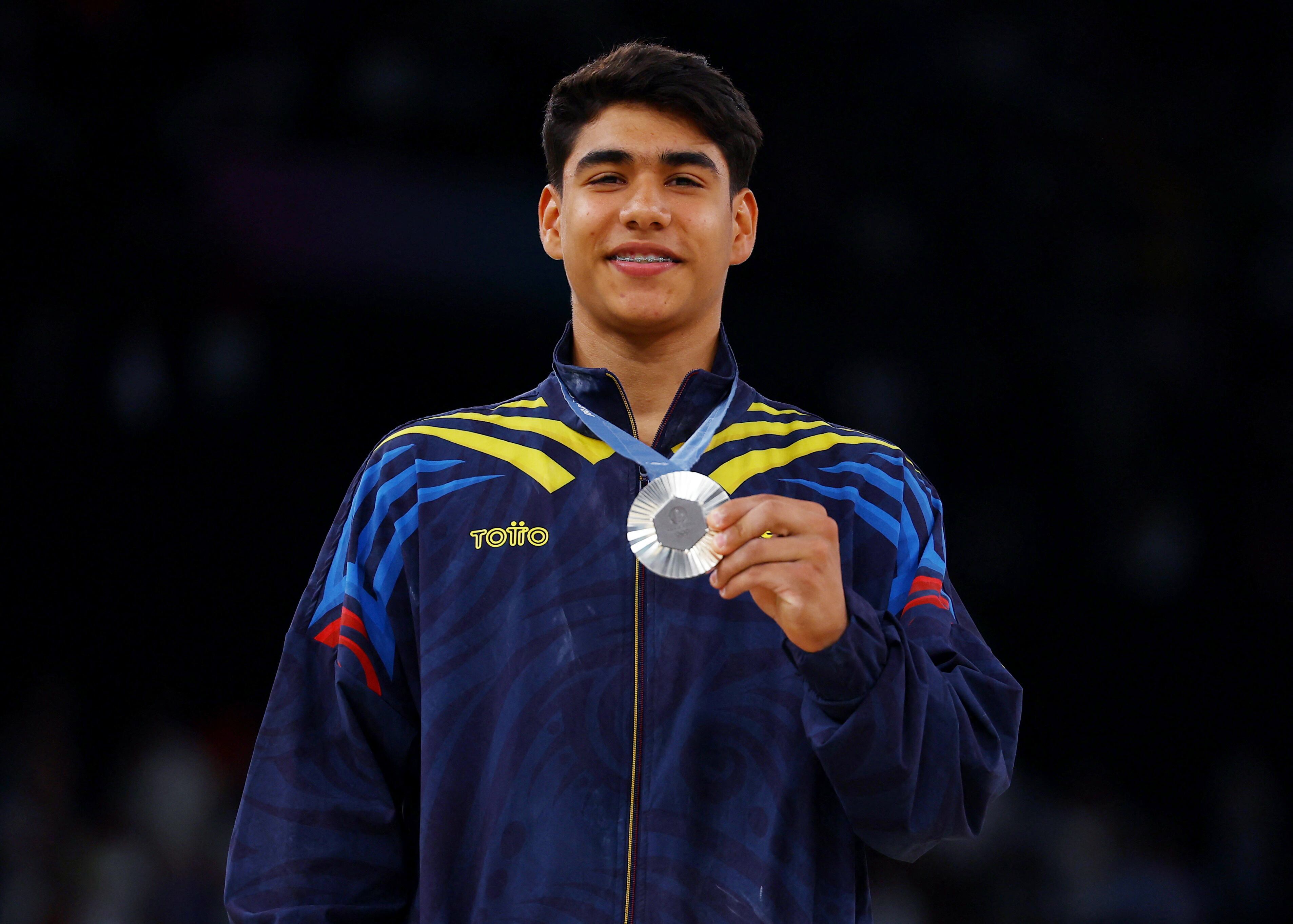 Ángel Barajas posa con su medalla de plata conseguida en la prueba de barra fija en los Juegos Olímpicos de París 2024 - crédito REUTERS/Hannah Mckay