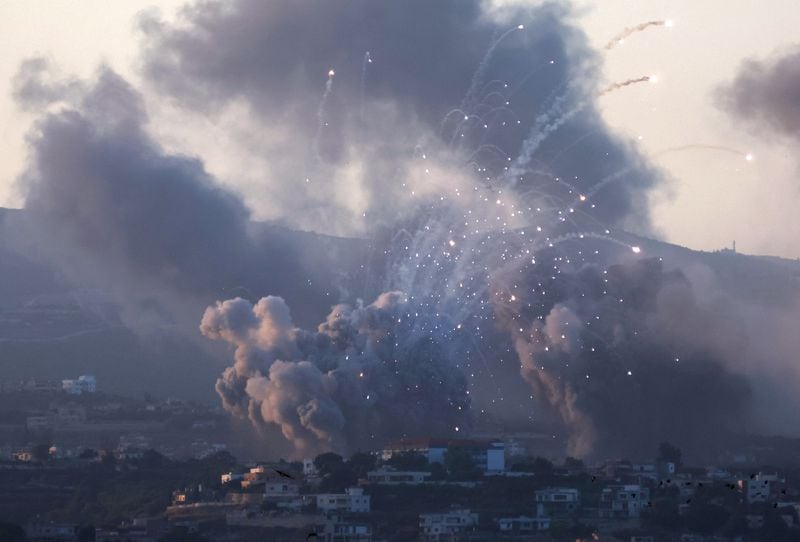 El humo ondea sobre el sur de Líbano tras los ataques israelíes visto desde Tiro, sur de Líbano (REUTERS/Aziz Taher)