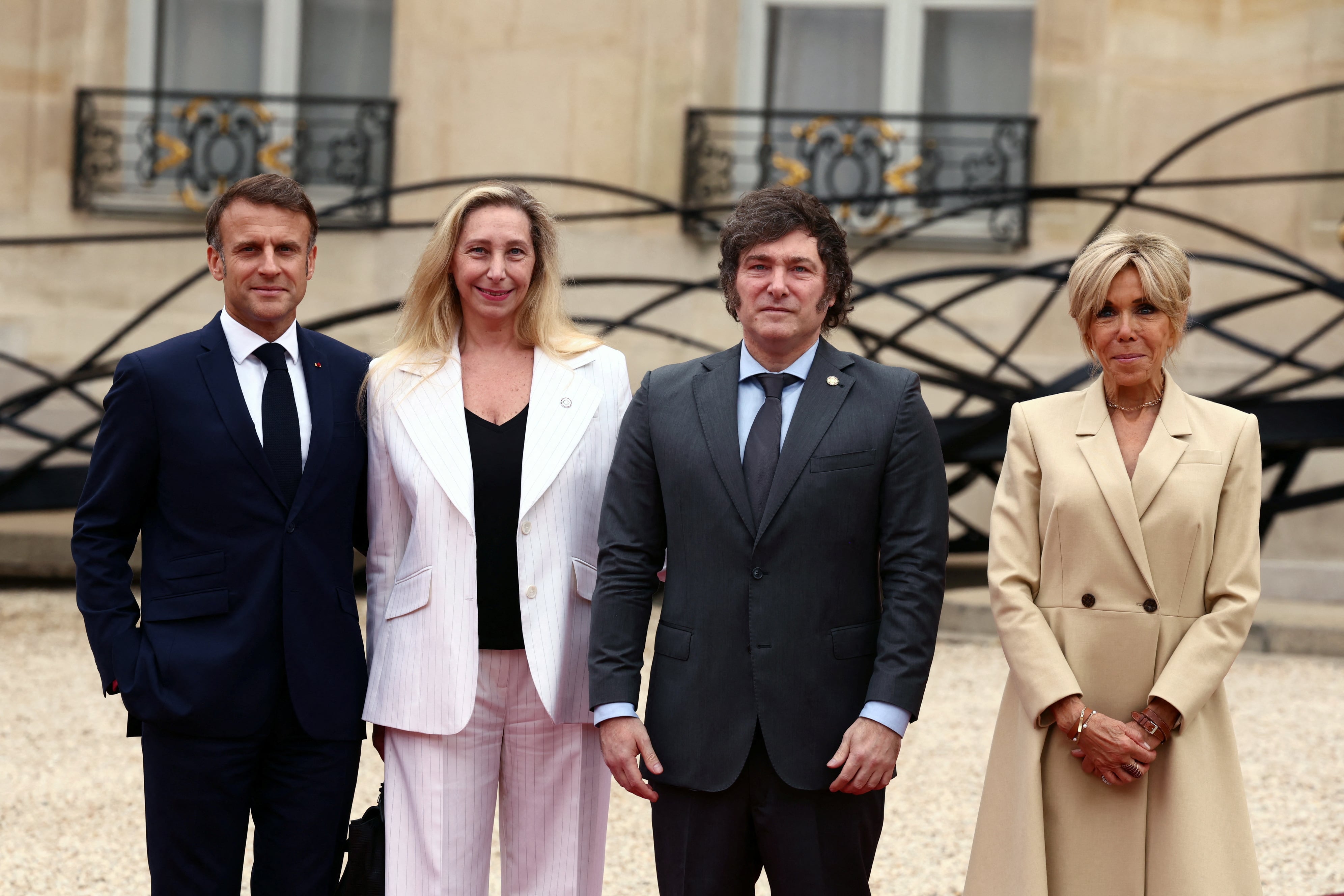 Macron y su esposa Brigitte recibieron a Javier y Karina Milei en el Palacio Elíseo 