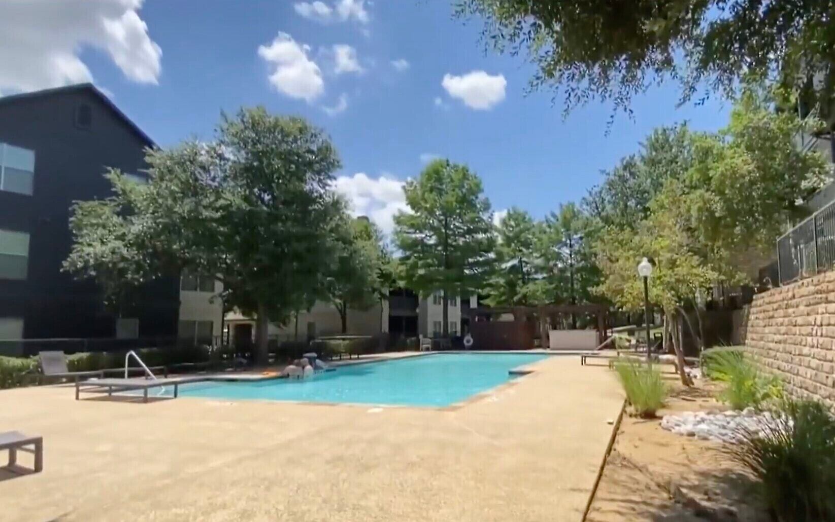 El presunto ataque ocurrió en una piscina de un complejo de apartamentos en Euless, cerca de Dallas. (5NBCDFW)